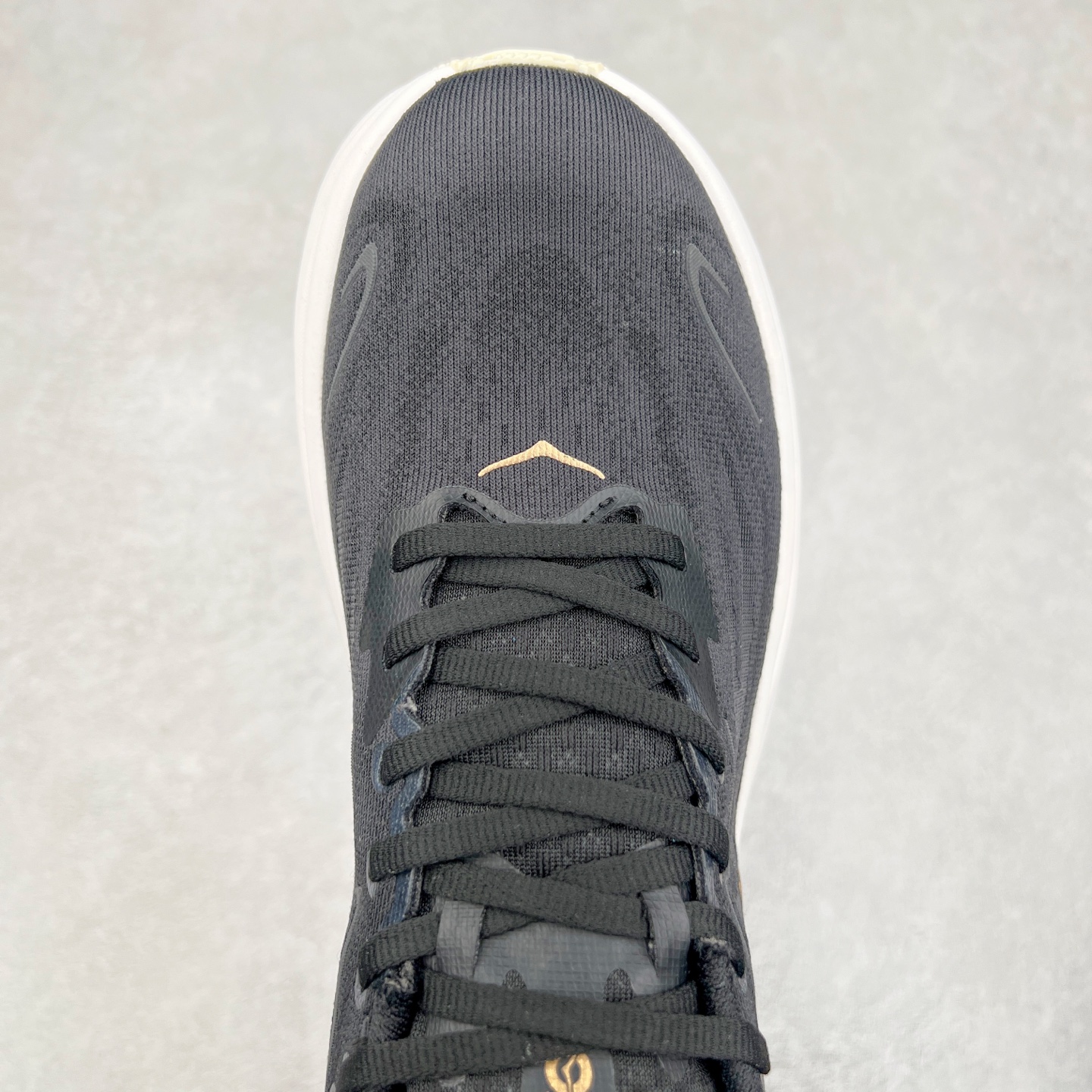 图片[4]-HOKA ONE ONE Clifton 克里夫顿10代专业性能减震公路跑步鞋 轻盈透气的针织网面和纱线的使用让鞋面更挺拔 增强鞋面的强度和支撑性能 搭配柔软的鞋舌 让双脚在舒适包裹中跑的更加畅快 全新泡棉中底 柔软的同时增强回弹性能 为不同跑者提供更平稳流畅的脚感 带来全面的缓冲保护 根据人体工程学设计的延长拉襟 后跟处弹软的海绵填充舒适固定 避免掉跟和摩擦 相比上一代光滑的内衬 Clifton 的内衬增强了摩擦力 避免双脚在鞋内滑动 尺码：36 36.5 37.5 38 38.5 39 40 40.5 41 42 42.5 43 44 44.5 45-选品中心