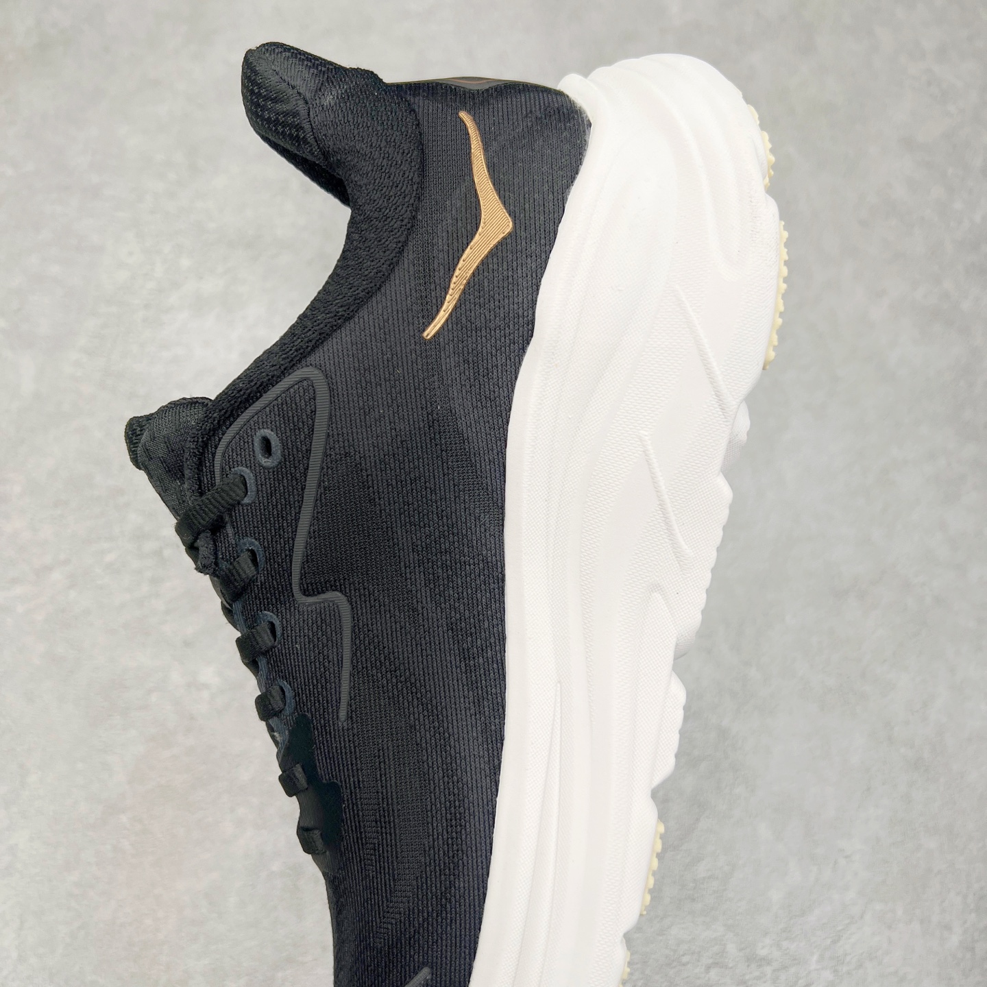 图片[7]-HOKA ONE ONE Clifton 克里夫顿10代专业性能减震公路跑步鞋 轻盈透气的针织网面和纱线的使用让鞋面更挺拔 增强鞋面的强度和支撑性能 搭配柔软的鞋舌 让双脚在舒适包裹中跑的更加畅快 全新泡棉中底 柔软的同时增强回弹性能 为不同跑者提供更平稳流畅的脚感 带来全面的缓冲保护 根据人体工程学设计的延长拉襟 后跟处弹软的海绵填充舒适固定 避免掉跟和摩擦 相比上一代光滑的内衬 Clifton 的内衬增强了摩擦力 避免双脚在鞋内滑动 尺码：36 36.5 37.5 38 38.5 39 40 40.5 41 42 42.5 43 44 44.5 45-选品中心