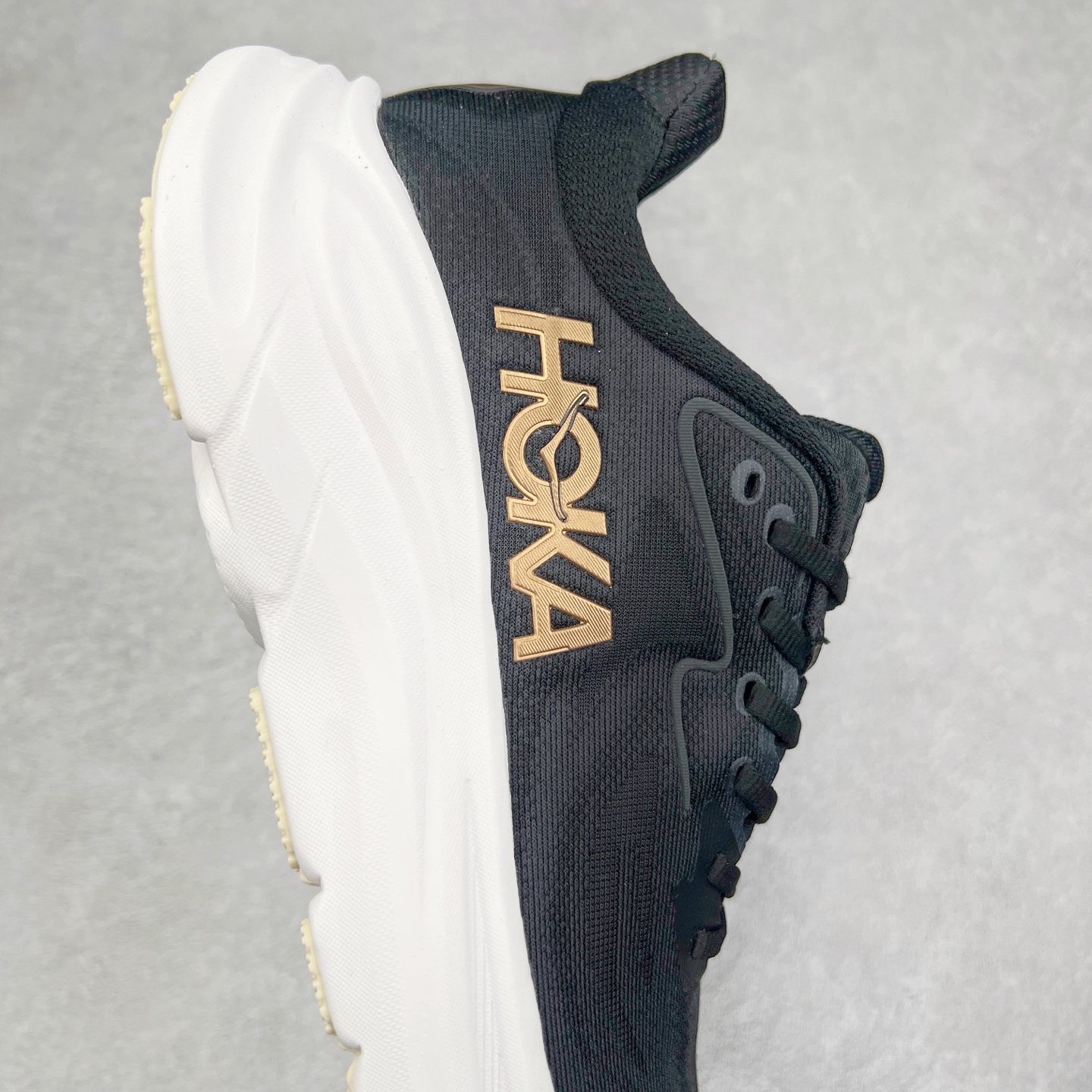 图片[6]-HOKA ONE ONE Clifton 克里夫顿10代专业性能减震公路跑步鞋 轻盈透气的针织网面和纱线的使用让鞋面更挺拔 增强鞋面的强度和支撑性能 搭配柔软的鞋舌 让双脚在舒适包裹中跑的更加畅快 全新泡棉中底 柔软的同时增强回弹性能 为不同跑者提供更平稳流畅的脚感 带来全面的缓冲保护 根据人体工程学设计的延长拉襟 后跟处弹软的海绵填充舒适固定 避免掉跟和摩擦 相比上一代光滑的内衬 Clifton 的内衬增强了摩擦力 避免双脚在鞋内滑动 尺码：36 36.5 37.5 38 38.5 39 40 40.5 41 42 42.5 43 44 44.5 45-选品中心