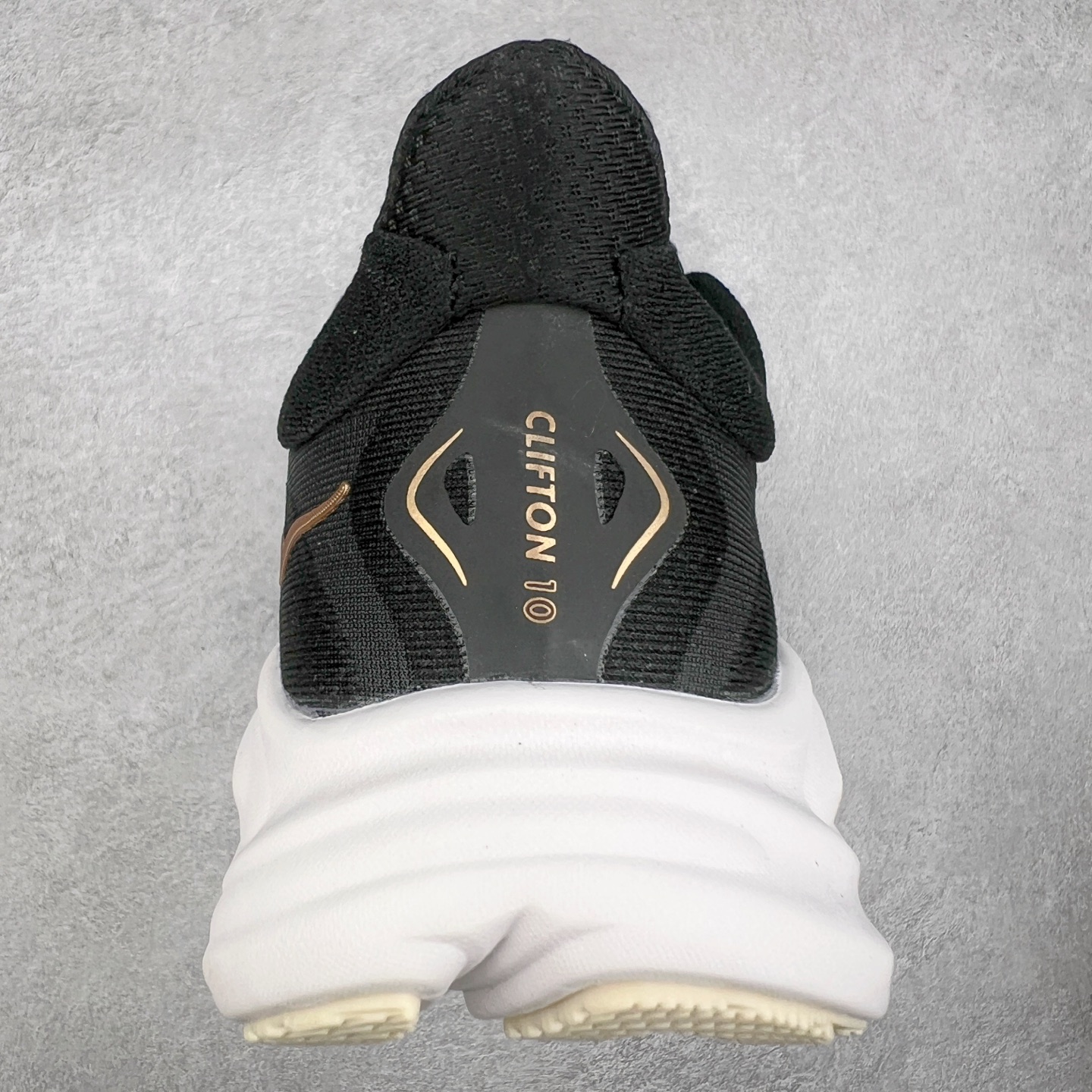 图片[8]-HOKA ONE ONE Clifton 克里夫顿10代专业性能减震公路跑步鞋 轻盈透气的针织网面和纱线的使用让鞋面更挺拔 增强鞋面的强度和支撑性能 搭配柔软的鞋舌 让双脚在舒适包裹中跑的更加畅快 全新泡棉中底 柔软的同时增强回弹性能 为不同跑者提供更平稳流畅的脚感 带来全面的缓冲保护 根据人体工程学设计的延长拉襟 后跟处弹软的海绵填充舒适固定 避免掉跟和摩擦 相比上一代光滑的内衬 Clifton 的内衬增强了摩擦力 避免双脚在鞋内滑动 尺码：36 36.5 37.5 38 38.5 39 40 40.5 41 42 42.5 43 44 44.5 45-选品中心