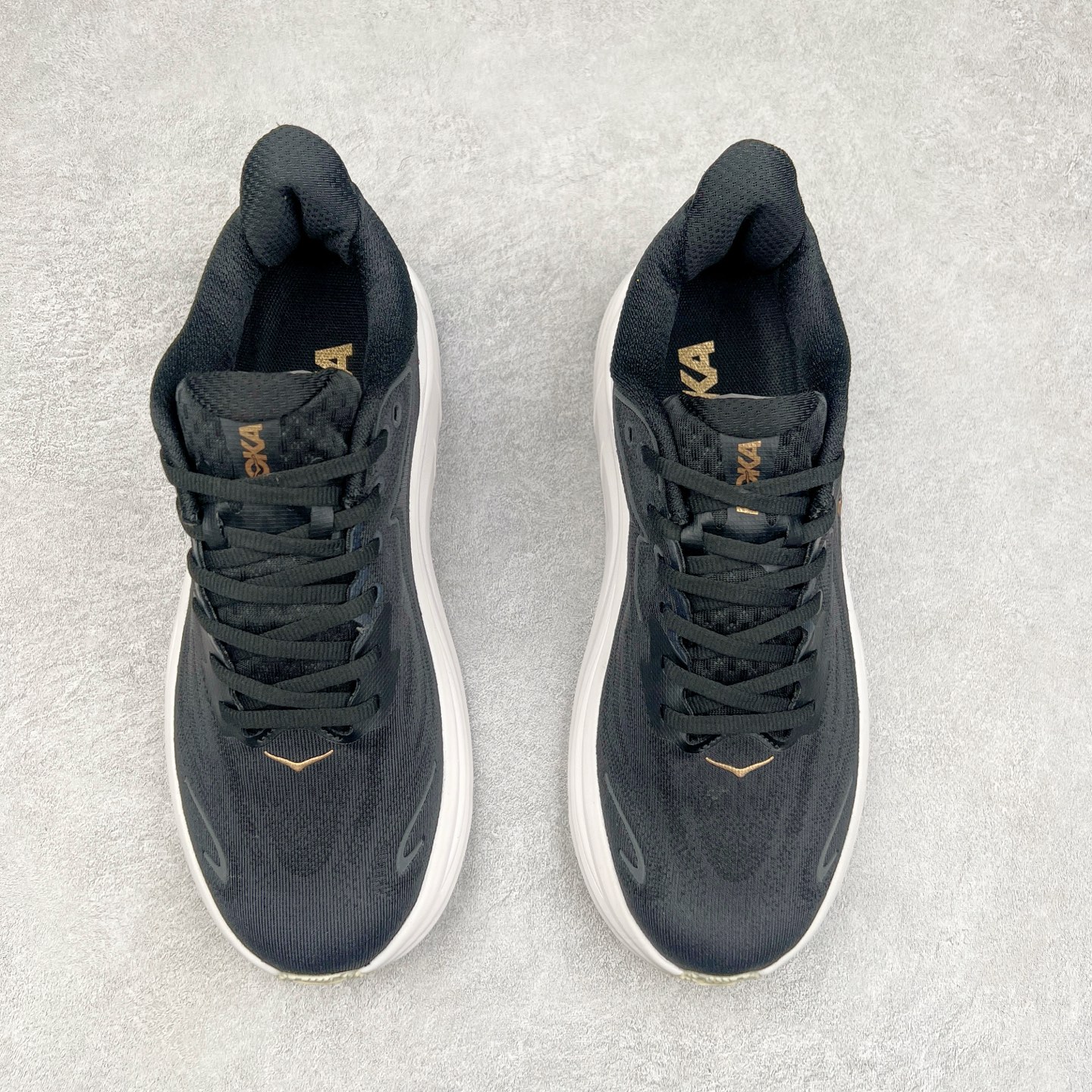 图片[2]-HOKA ONE ONE Clifton 克里夫顿10代专业性能减震公路跑步鞋 轻盈透气的针织网面和纱线的使用让鞋面更挺拔 增强鞋面的强度和支撑性能 搭配柔软的鞋舌 让双脚在舒适包裹中跑的更加畅快 全新泡棉中底 柔软的同时增强回弹性能 为不同跑者提供更平稳流畅的脚感 带来全面的缓冲保护 根据人体工程学设计的延长拉襟 后跟处弹软的海绵填充舒适固定 避免掉跟和摩擦 相比上一代光滑的内衬 Clifton 的内衬增强了摩擦力 避免双脚在鞋内滑动 尺码：36 36.5 37.5 38 38.5 39 40 40.5 41 42 42.5 43 44 44.5 45-选品中心