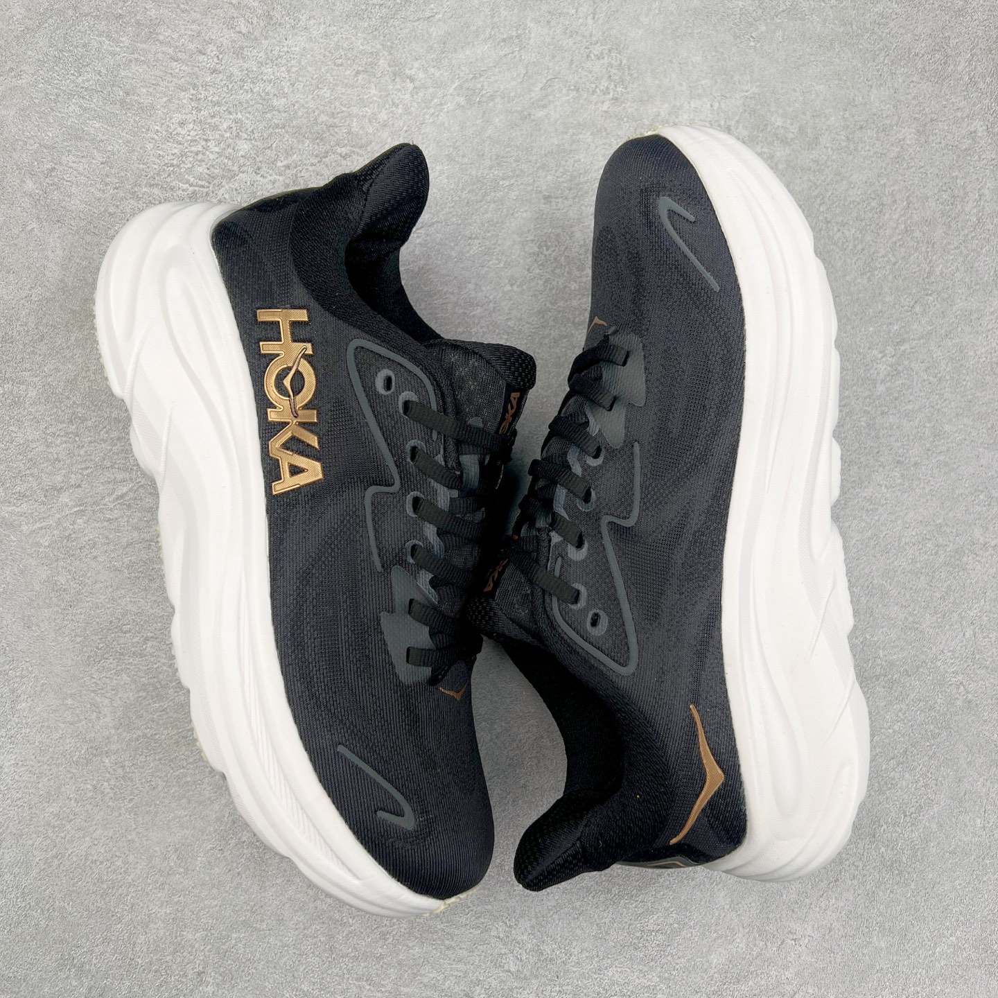 图片[3]-HOKA ONE ONE Clifton 克里夫顿10代专业性能减震公路跑步鞋 轻盈透气的针织网面和纱线的使用让鞋面更挺拔 增强鞋面的强度和支撑性能 搭配柔软的鞋舌 让双脚在舒适包裹中跑的更加畅快 全新泡棉中底 柔软的同时增强回弹性能 为不同跑者提供更平稳流畅的脚感 带来全面的缓冲保护 根据人体工程学设计的延长拉襟 后跟处弹软的海绵填充舒适固定 避免掉跟和摩擦 相比上一代光滑的内衬 Clifton 的内衬增强了摩擦力 避免双脚在鞋内滑动 尺码：36 36.5 37.5 38 38.5 39 40 40.5 41 42 42.5 43 44 44.5 45-选品中心