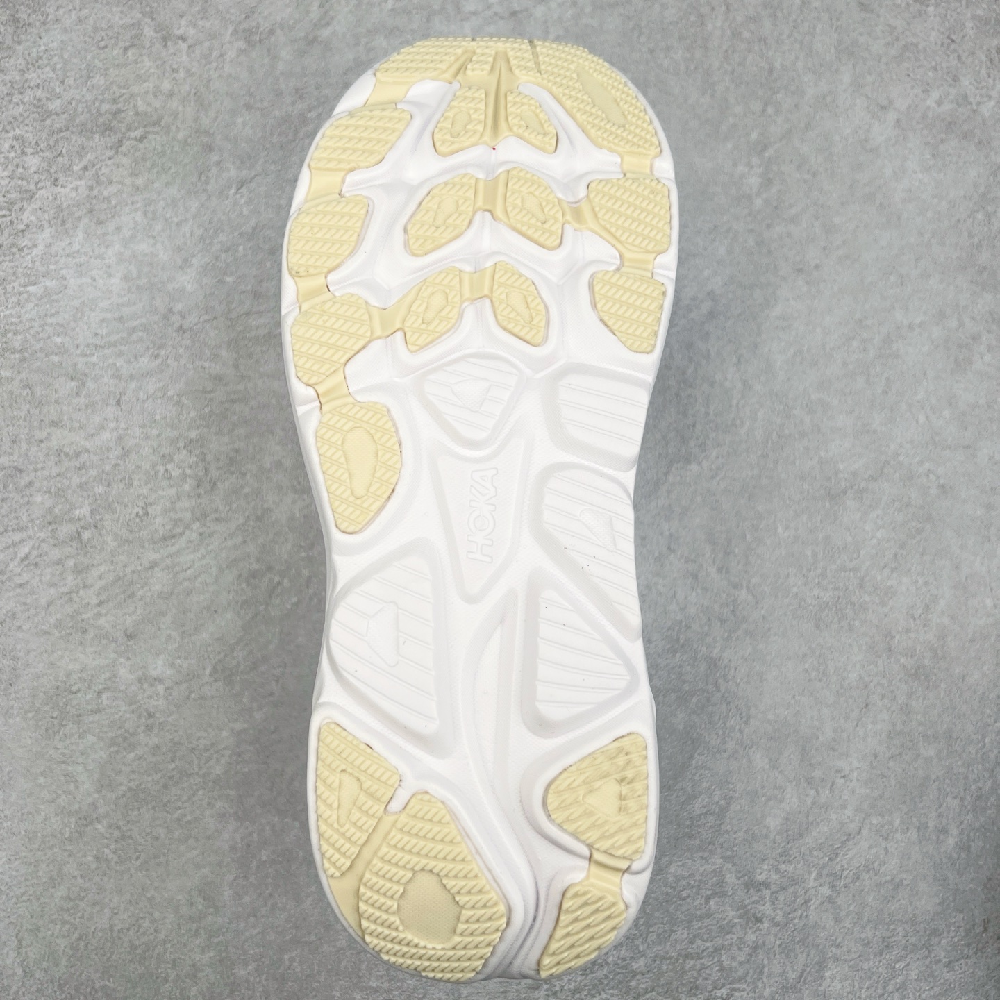 图片[9]-HOKA ONE ONE Clifton 克里夫顿10代专业性能减震公路跑步鞋 轻盈透气的针织网面和纱线的使用让鞋面更挺拔 增强鞋面的强度和支撑性能 搭配柔软的鞋舌 让双脚在舒适包裹中跑的更加畅快 全新泡棉中底 柔软的同时增强回弹性能 为不同跑者提供更平稳流畅的脚感 带来全面的缓冲保护 根据人体工程学设计的延长拉襟 后跟处弹软的海绵填充舒适固定 避免掉跟和摩擦 相比上一代光滑的内衬 Clifton 的内衬增强了摩擦力 避免双脚在鞋内滑动 尺码：36 36.5 37.5 38 38.5 39 40 40.5 41 42 42.5 43 44 44.5 45-选品中心