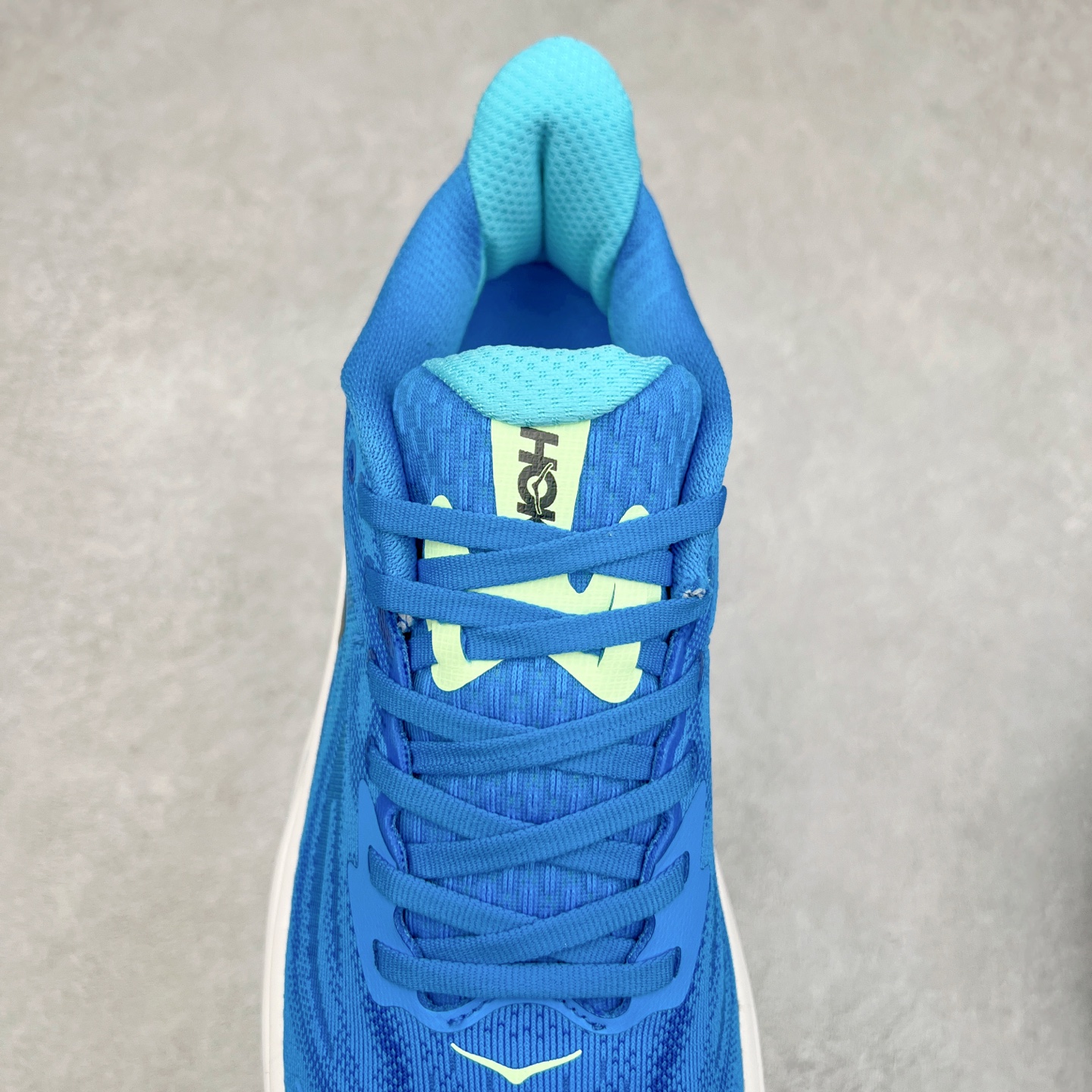 图片[5]-HOKA ONE ONE Clifton 克里夫顿10代专业性能减震公路跑步鞋 轻盈透气的针织网面和纱线的使用让鞋面更挺拔 增强鞋面的强度和支撑性能 搭配柔软的鞋舌 让双脚在舒适包裹中跑的更加畅快 全新泡棉中底 柔软的同时增强回弹性能 为不同跑者提供更平稳流畅的脚感 带来全面的缓冲保护 根据人体工程学设计的延长拉襟 后跟处弹软的海绵填充舒适固定 避免掉跟和摩擦 相比上一代光滑的内衬 Clifton 的内衬增强了摩擦力 避免双脚在鞋内滑动 尺码：36 36.5 37.5 38 38.5 39 40 40.5 41 42 42.5 43 44 44.5 45-选品中心