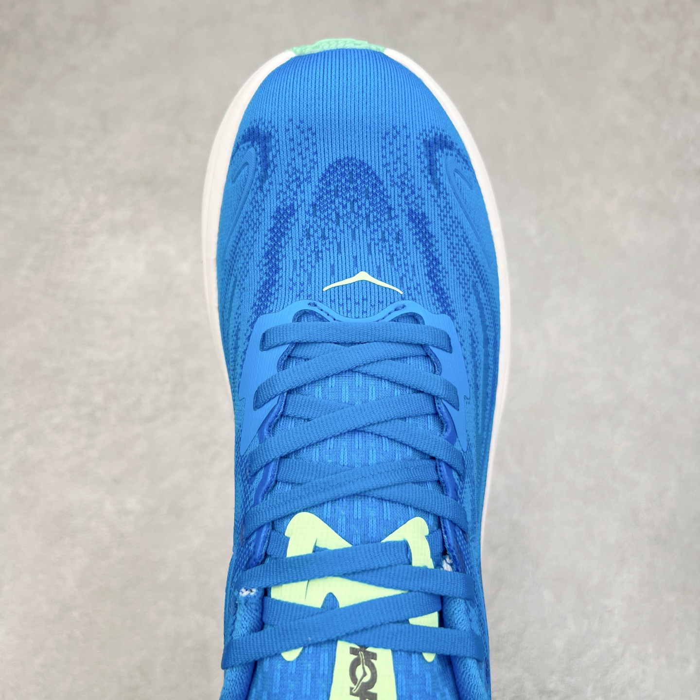 图片[4]-HOKA ONE ONE Clifton 克里夫顿10代专业性能减震公路跑步鞋 轻盈透气的针织网面和纱线的使用让鞋面更挺拔 增强鞋面的强度和支撑性能 搭配柔软的鞋舌 让双脚在舒适包裹中跑的更加畅快 全新泡棉中底 柔软的同时增强回弹性能 为不同跑者提供更平稳流畅的脚感 带来全面的缓冲保护 根据人体工程学设计的延长拉襟 后跟处弹软的海绵填充舒适固定 避免掉跟和摩擦 相比上一代光滑的内衬 Clifton 的内衬增强了摩擦力 避免双脚在鞋内滑动 尺码：36 36.5 37.5 38 38.5 39 40 40.5 41 42 42.5 43 44 44.5 45-选品中心