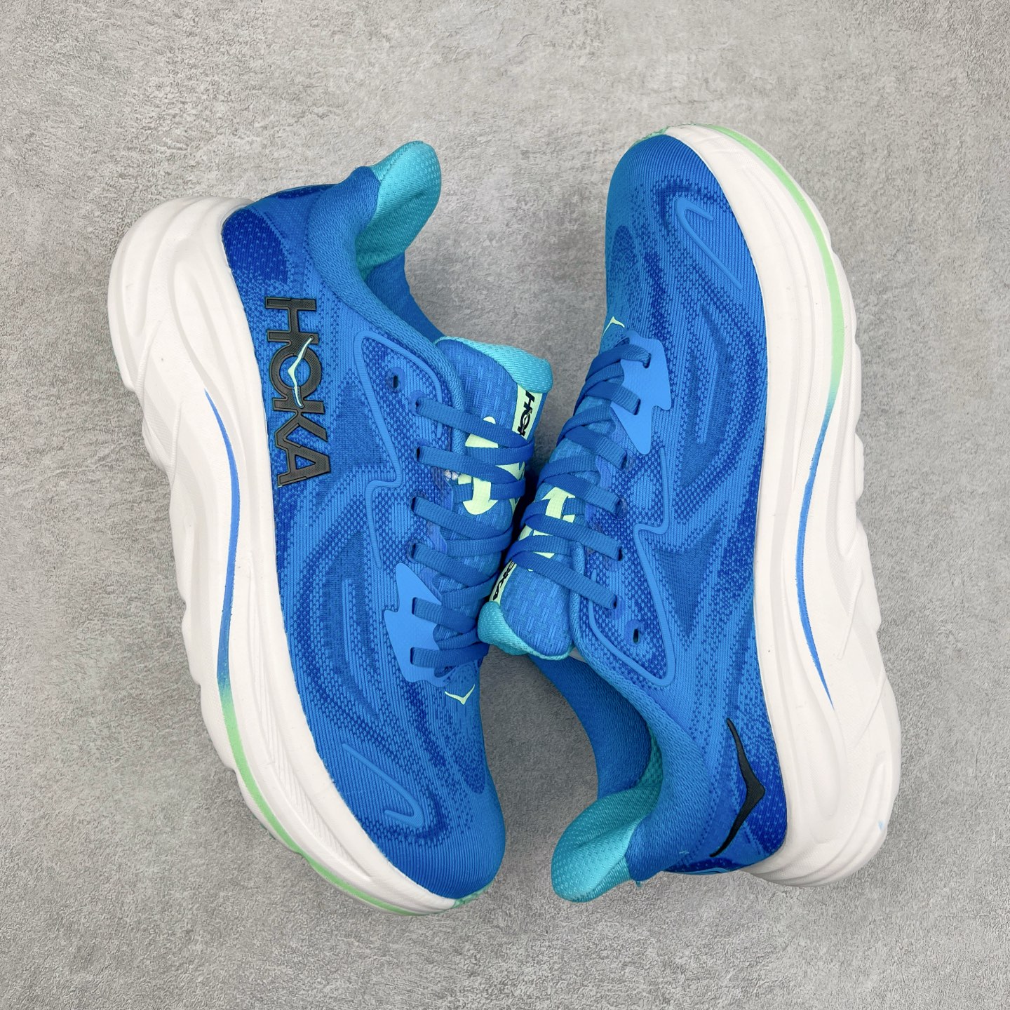 图片[3]-HOKA ONE ONE Clifton 克里夫顿10代专业性能减震公路跑步鞋 轻盈透气的针织网面和纱线的使用让鞋面更挺拔 增强鞋面的强度和支撑性能 搭配柔软的鞋舌 让双脚在舒适包裹中跑的更加畅快 全新泡棉中底 柔软的同时增强回弹性能 为不同跑者提供更平稳流畅的脚感 带来全面的缓冲保护 根据人体工程学设计的延长拉襟 后跟处弹软的海绵填充舒适固定 避免掉跟和摩擦 相比上一代光滑的内衬 Clifton 的内衬增强了摩擦力 避免双脚在鞋内滑动 尺码：36 36.5 37.5 38 38.5 39 40 40.5 41 42 42.5 43 44 44.5 45-选品中心