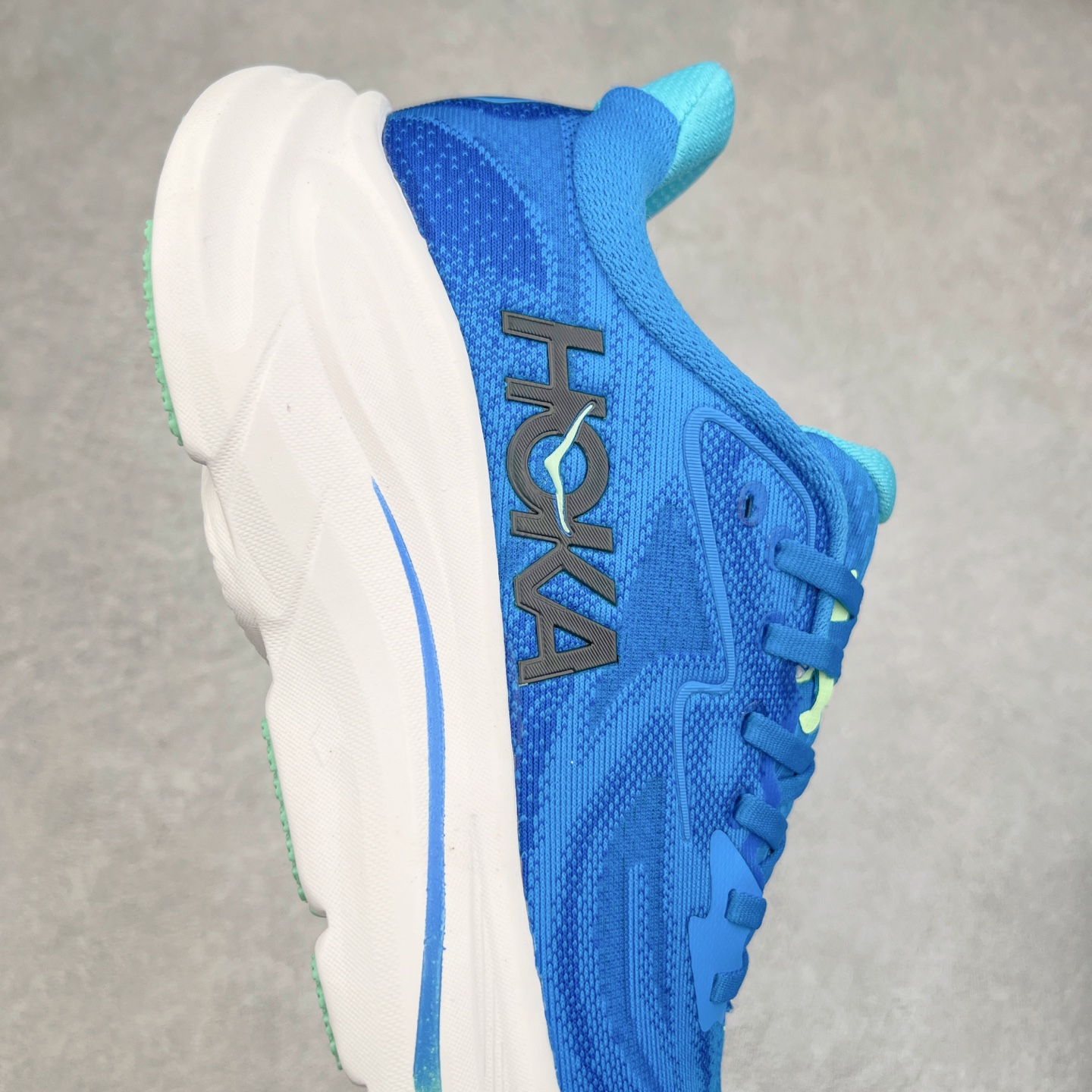 图片[6]-HOKA ONE ONE Clifton 克里夫顿10代专业性能减震公路跑步鞋 轻盈透气的针织网面和纱线的使用让鞋面更挺拔 增强鞋面的强度和支撑性能 搭配柔软的鞋舌 让双脚在舒适包裹中跑的更加畅快 全新泡棉中底 柔软的同时增强回弹性能 为不同跑者提供更平稳流畅的脚感 带来全面的缓冲保护 根据人体工程学设计的延长拉襟 后跟处弹软的海绵填充舒适固定 避免掉跟和摩擦 相比上一代光滑的内衬 Clifton 的内衬增强了摩擦力 避免双脚在鞋内滑动 尺码：36 36.5 37.5 38 38.5 39 40 40.5 41 42 42.5 43 44 44.5 45-选品中心