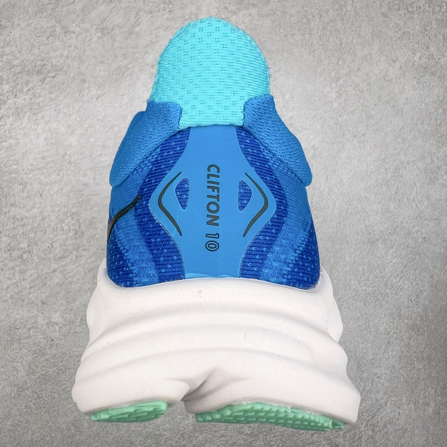 图片[8]-HOKA ONE ONE Clifton 克里夫顿10代专业性能减震公路跑步鞋 轻盈透气的针织网面和纱线的使用让鞋面更挺拔 增强鞋面的强度和支撑性能 搭配柔软的鞋舌 让双脚在舒适包裹中跑的更加畅快 全新泡棉中底 柔软的同时增强回弹性能 为不同跑者提供更平稳流畅的脚感 带来全面的缓冲保护 根据人体工程学设计的延长拉襟 后跟处弹软的海绵填充舒适固定 避免掉跟和摩擦 相比上一代光滑的内衬 Clifton 的内衬增强了摩擦力 避免双脚在鞋内滑动 尺码：36 36.5 37.5 38 38.5 39 40 40.5 41 42 42.5 43 44 44.5 45-选品中心