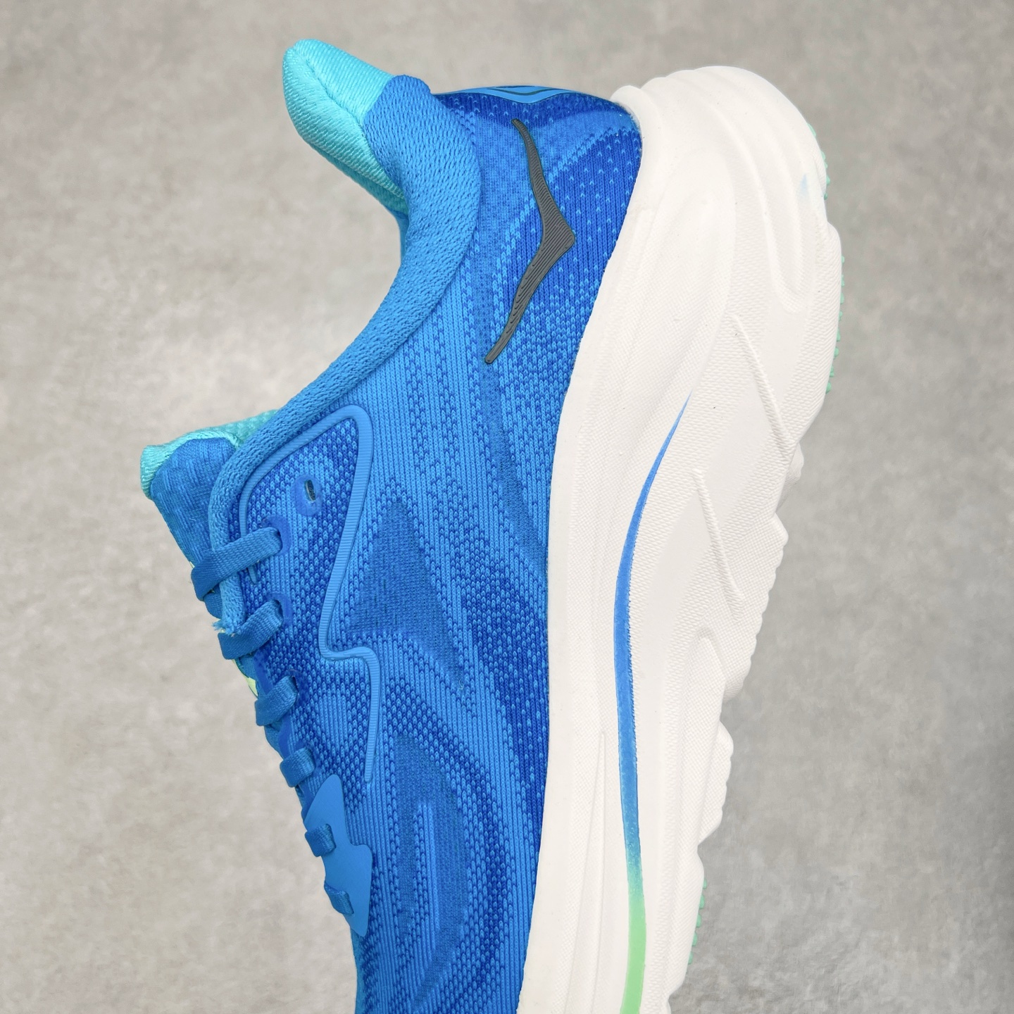 图片[7]-HOKA ONE ONE Clifton 克里夫顿10代专业性能减震公路跑步鞋 轻盈透气的针织网面和纱线的使用让鞋面更挺拔 增强鞋面的强度和支撑性能 搭配柔软的鞋舌 让双脚在舒适包裹中跑的更加畅快 全新泡棉中底 柔软的同时增强回弹性能 为不同跑者提供更平稳流畅的脚感 带来全面的缓冲保护 根据人体工程学设计的延长拉襟 后跟处弹软的海绵填充舒适固定 避免掉跟和摩擦 相比上一代光滑的内衬 Clifton 的内衬增强了摩擦力 避免双脚在鞋内滑动 尺码：36 36.5 37.5 38 38.5 39 40 40.5 41 42 42.5 43 44 44.5 45-选品中心