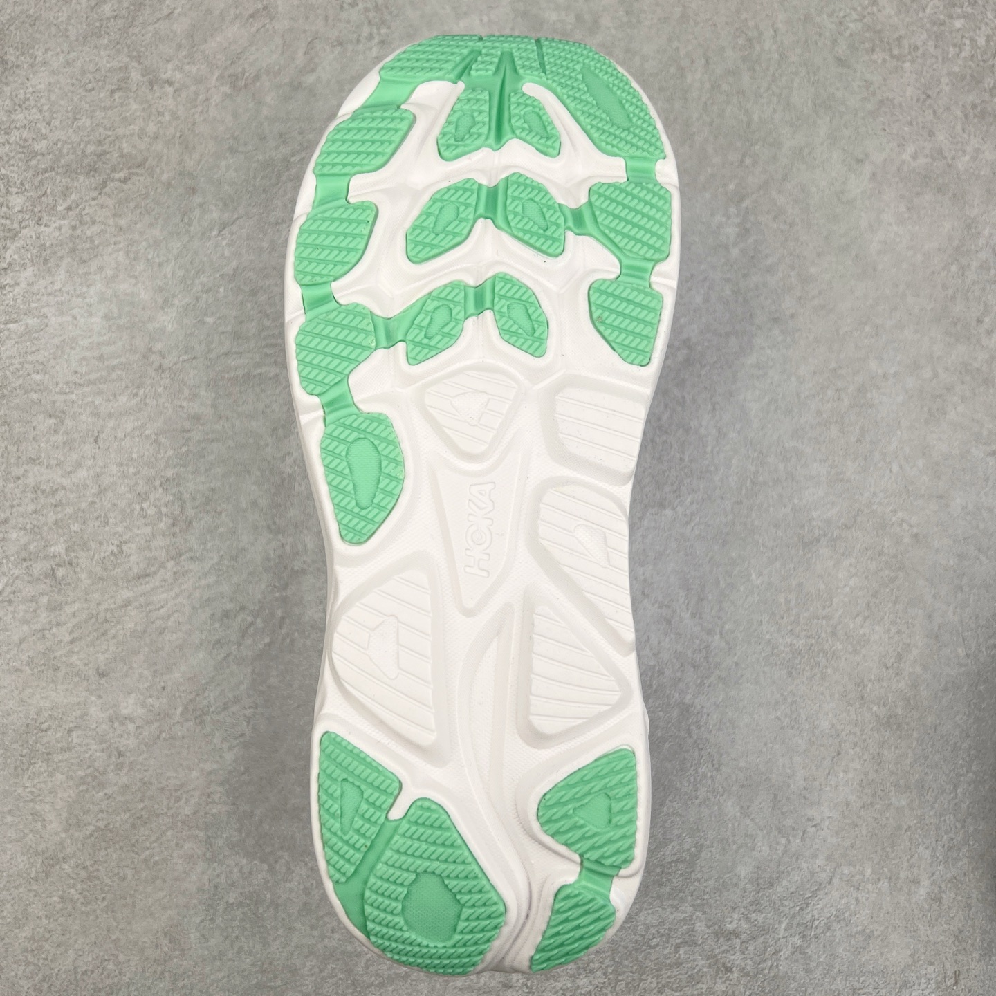 图片[9]-HOKA ONE ONE Clifton 克里夫顿10代专业性能减震公路跑步鞋 轻盈透气的针织网面和纱线的使用让鞋面更挺拔 增强鞋面的强度和支撑性能 搭配柔软的鞋舌 让双脚在舒适包裹中跑的更加畅快 全新泡棉中底 柔软的同时增强回弹性能 为不同跑者提供更平稳流畅的脚感 带来全面的缓冲保护 根据人体工程学设计的延长拉襟 后跟处弹软的海绵填充舒适固定 避免掉跟和摩擦 相比上一代光滑的内衬 Clifton 的内衬增强了摩擦力 避免双脚在鞋内滑动 尺码：36 36.5 37.5 38 38.5 39 40 40.5 41 42 42.5 43 44 44.5 45-选品中心