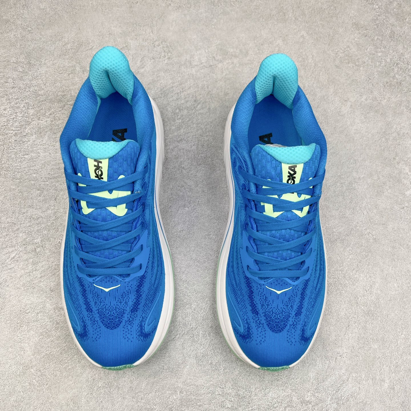 图片[2]-HOKA ONE ONE Clifton 克里夫顿10代专业性能减震公路跑步鞋 轻盈透气的针织网面和纱线的使用让鞋面更挺拔 增强鞋面的强度和支撑性能 搭配柔软的鞋舌 让双脚在舒适包裹中跑的更加畅快 全新泡棉中底 柔软的同时增强回弹性能 为不同跑者提供更平稳流畅的脚感 带来全面的缓冲保护 根据人体工程学设计的延长拉襟 后跟处弹软的海绵填充舒适固定 避免掉跟和摩擦 相比上一代光滑的内衬 Clifton 的内衬增强了摩擦力 避免双脚在鞋内滑动 尺码：36 36.5 37.5 38 38.5 39 40 40.5 41 42 42.5 43 44 44.5 45-选品中心