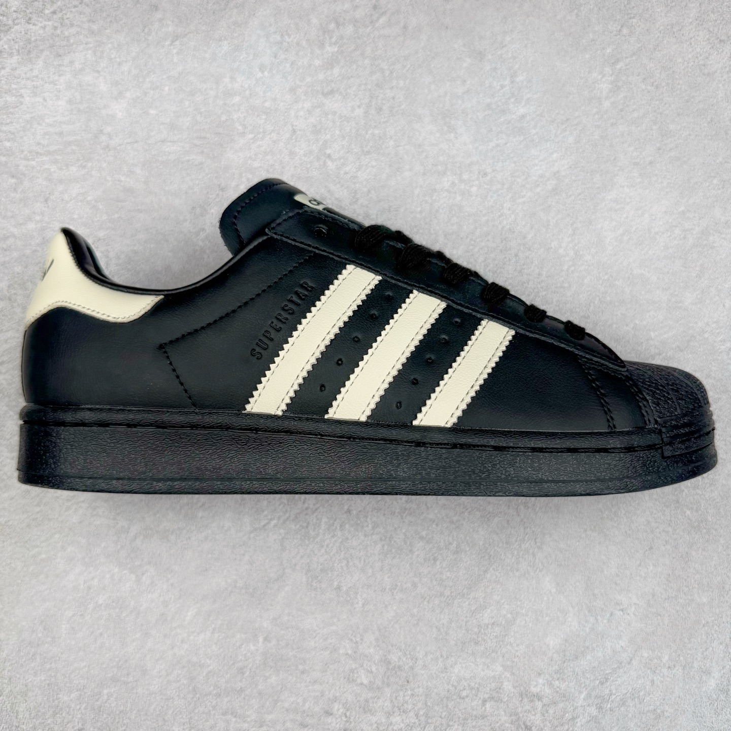 AD Originals Superstar 经典复古贝壳头板鞋 JP7141 诞生于1969年 是第一双将全皮面鞋 身与橡胶鞋头结合在一起的低帮篮球鞋 Superstar最开始 是作为高帮篮球鞋Pro Model的低帮版本而出现的 但因为其独特和醒目的橡胶鞋头造型而让大家熟知 被大家形象地称为\\\”shelltoe\\\”贝壳头 在70年代的美国职业篮球场上 接近3/4的NBA球员都将这双Superstar作为场上用鞋 80年代之后 经过不断的改良和发展 Superstar逐渐成为横跨时装、音乐、街头文化、休闲和运动等各大领域的时尚潮鞋 尺码：36 36.5 37 38 38.5 39 40 40.5 41 42 42.5 43 44 44.5 45-选品中心