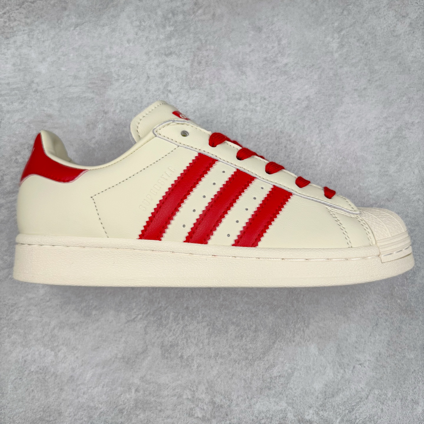 AD Originals Superstar 经典复古贝壳头板鞋 JP7142 诞生于1969年 是第一双将全皮面鞋 身与橡胶鞋头结合在一起的低帮篮球鞋 Superstar最开始 是作为高帮篮球鞋Pro Model的低帮版本而出现的 但因为其独特和醒目的橡胶鞋头造型而让大家熟知 被大家形象地称为\\\”shelltoe\\\”贝壳头 在70年代的美国职业篮球场上 接近3/4的NBA球员都将这双Superstar作为场上用鞋 80年代之后 经过不断的改良和发展 Superstar逐渐成为横跨时装、音乐、街头文化、休闲和运动等各大领域的时尚潮鞋 尺码：36 36.5 37 38 38.5 39 40 40.5 41 42 42.5 43 44 44.5 45-选品中心