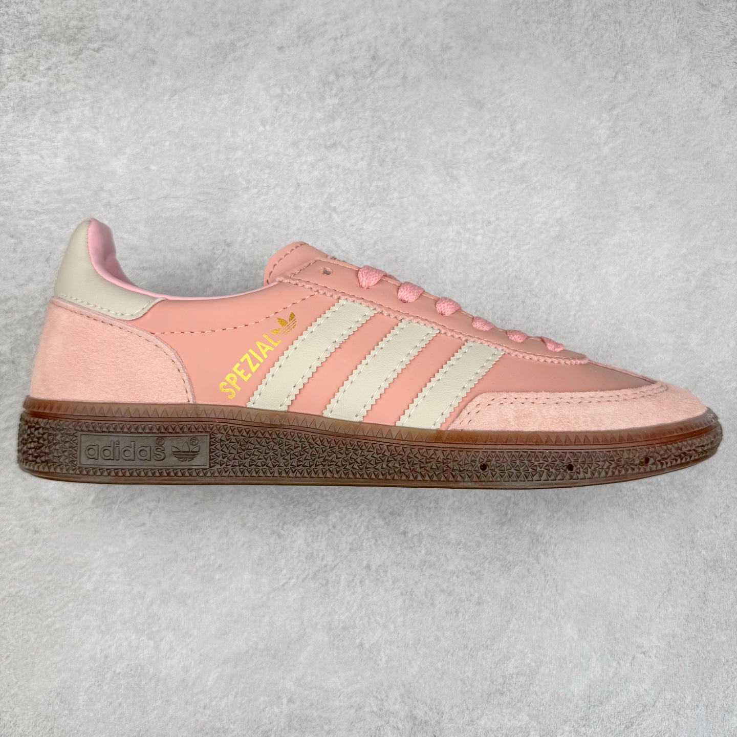 AD Originals Handball SPZL 手球运动员系列百搭休闲运动板鞋 JI2646 这款来自阿迪达斯的这款HANDBALL SPZL前身是一双手球运动鞋，这一次拿来复刻，所以鞋面的主要色彩选用了黑色， 鞋面外侧除了Spezial字母之外还有三叶草标志。Handball SPZL作为复古手球训练鞋与作为室内足球鞋的Samba有着异曲同工之处，但是质感更为出众的鞋身以及丰富的配色选择比起Samba来讲可以说是更胜一筹了！尺码：36 36⅔ 37⅓ 38 38⅔ 39⅓ 40 40⅔ 41⅓ 42 42⅔ 43⅓ 44 45-选品中心