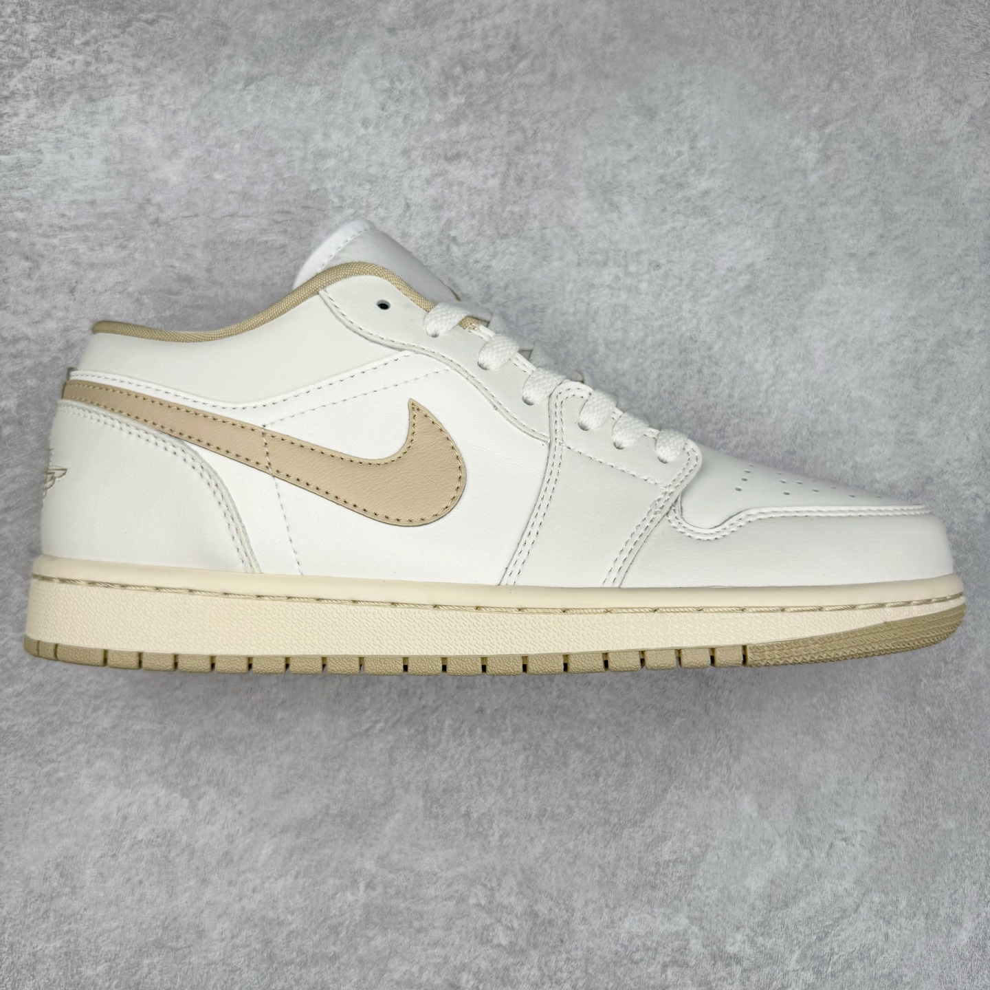 ＃K版 Air Jordan AJ1 Low 低帮 白米色 DC0774-112 全新流水线出品 DT版本唯一平替选择 市场第二梯队最强版 全部原鞋开发 原楦原纸板开发 全鞋电脑针车 原厂内置全掌气垫 原盒内在原标 唯一Zp原版鞋带绑法 免检产品 全新2022版型 全头层皮料 完美零毛边处理 原厂配置全掌气垫 价格定位良心 几十个配色陆续出货 实拍调校N版已经零色差零失真 百分百还原实物色彩所见即所得 不存在货不对板色差等低级问题 选购参考实物拍摄 不混卖不参货 只用心做好货严格选品 承诺混一赔十 尺码：36 36.5 37.5 38 38.5 39 40 40.5 41 42 42.5 43 44 44.5 45-选品中心