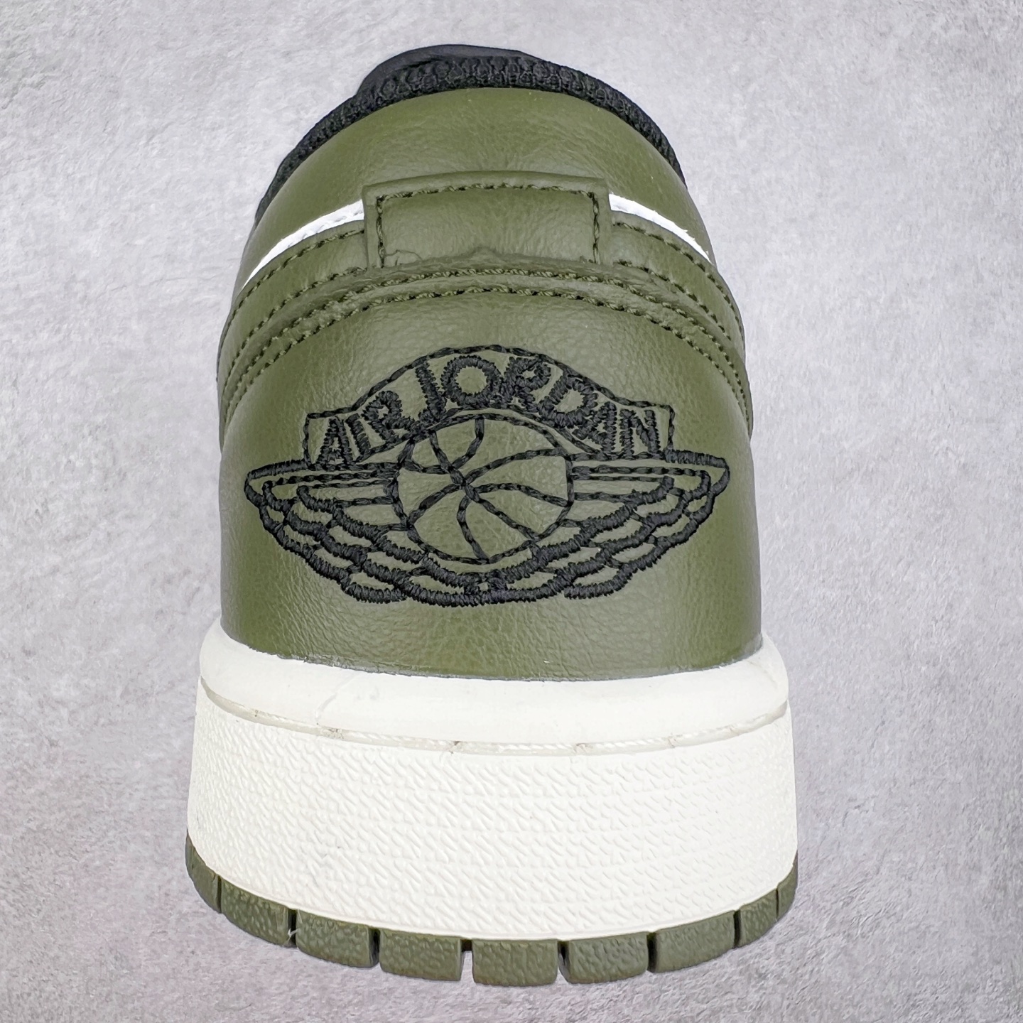 图片[8]-＃福利特价 Air Jordan AJ1 Low 低帮系列 百分百全新货品 零氧化发霉 给足利润空间操作 超乎所想的高性价比 原装楦头纸板开发 完美鞋型 超高清洁度 鞋型不臃肿别扭 原厂内置全掌气垫 A模大底 鞋舌AJ原厂专用牛津布 AJ专用反口珍珠布 原厂无杂质高弹内里海棉 特殊封边弹力鞋带 原鞋开模 拒绝公底 购置公司同步原材料 都有细节原汁原味 忠于原版 尺码：36 36.5 37.5 38 38.5 39 40 40.5 41 42 42.5 43 44 44.5 45 46-选品中心