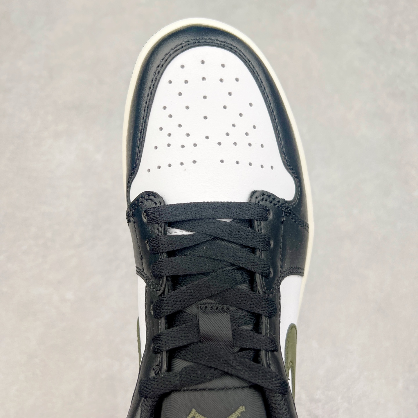 图片[4]-＃福利特价 Air Jordan AJ1 Low 低帮系列 百分百全新货品 零氧化发霉 给足利润空间操作 超乎所想的高性价比 原装楦头纸板开发 完美鞋型 超高清洁度 鞋型不臃肿别扭 原厂内置全掌气垫 A模大底 鞋舌AJ原厂专用牛津布 AJ专用反口珍珠布 原厂无杂质高弹内里海棉 特殊封边弹力鞋带 原鞋开模 拒绝公底 购置公司同步原材料 都有细节原汁原味 忠于原版 尺码：36 36.5 37.5 38 38.5 39 40 40.5 41 42 42.5 43 44 44.5 45 46-选品中心