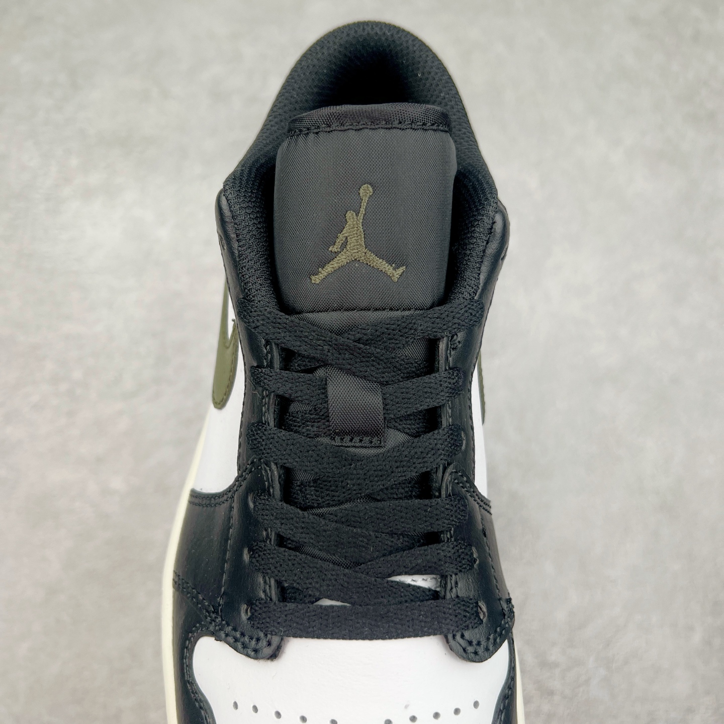 图片[5]-＃福利特价 Air Jordan AJ1 Low 低帮系列 百分百全新货品 零氧化发霉 给足利润空间操作 超乎所想的高性价比 原装楦头纸板开发 完美鞋型 超高清洁度 鞋型不臃肿别扭 原厂内置全掌气垫 A模大底 鞋舌AJ原厂专用牛津布 AJ专用反口珍珠布 原厂无杂质高弹内里海棉 特殊封边弹力鞋带 原鞋开模 拒绝公底 购置公司同步原材料 都有细节原汁原味 忠于原版 尺码：36 36.5 37.5 38 38.5 39 40 40.5 41 42 42.5 43 44 44.5 45 46-选品中心