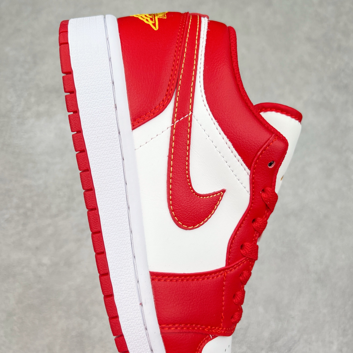 图片[6]-＃福利特价 Air Jordan AJ1 Low 低帮系列 百分百全新货品 零氧化发霉 给足利润空间操作 超乎所想的高性价比 原装楦头纸板开发 完美鞋型 超高清洁度 鞋型不臃肿别扭 原厂内置全掌气垫 A模大底 鞋舌AJ原厂专用牛津布 AJ专用反口珍珠布 原厂无杂质高弹内里海棉 特殊封边弹力鞋带 原鞋开模 拒绝公底 购置公司同步原材料 都有细节原汁原味 忠于原版 尺码：36 36.5 37.5 38 38.5 39 40 40.5 41 42 42.5 43 44 44.5 45 46-选品中心