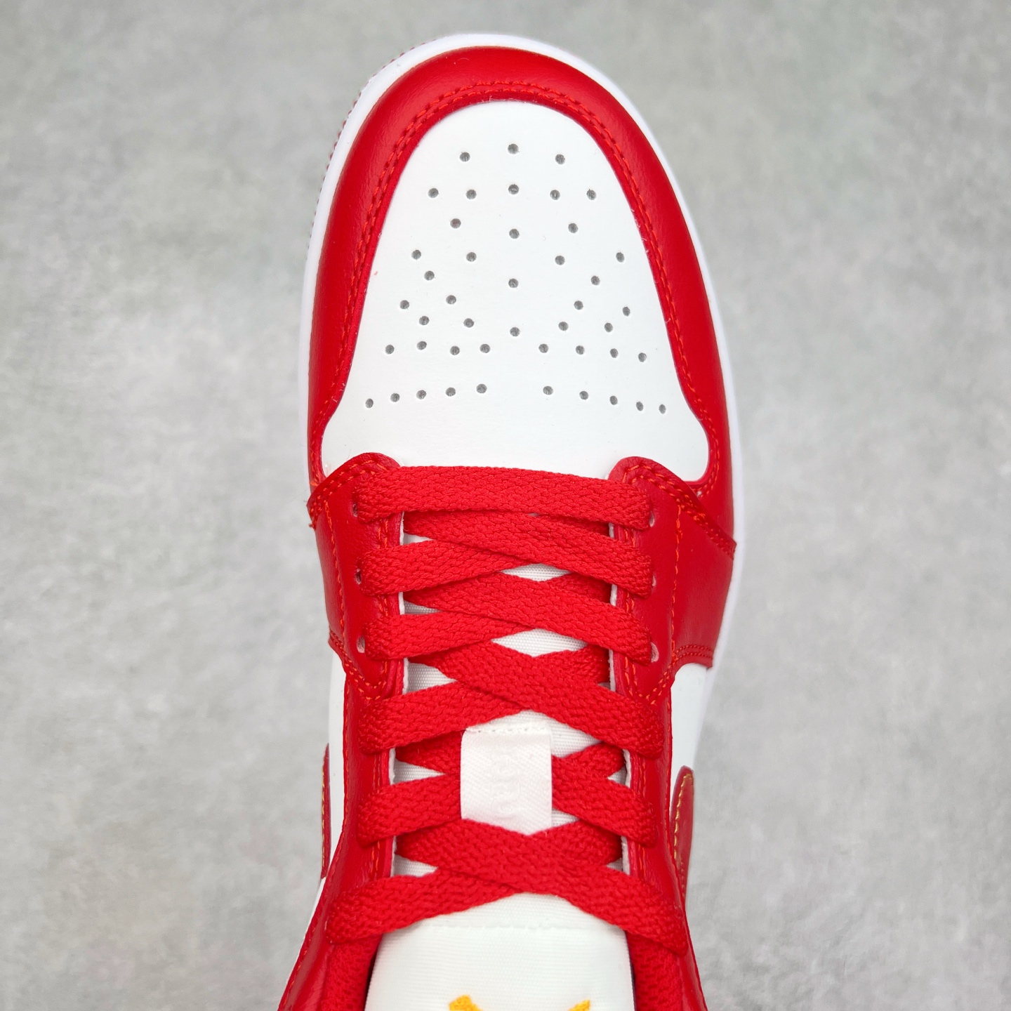 图片[4]-＃福利特价 Air Jordan AJ1 Low 低帮系列 百分百全新货品 零氧化发霉 给足利润空间操作 超乎所想的高性价比 原装楦头纸板开发 完美鞋型 超高清洁度 鞋型不臃肿别扭 原厂内置全掌气垫 A模大底 鞋舌AJ原厂专用牛津布 AJ专用反口珍珠布 原厂无杂质高弹内里海棉 特殊封边弹力鞋带 原鞋开模 拒绝公底 购置公司同步原材料 都有细节原汁原味 忠于原版 尺码：36 36.5 37.5 38 38.5 39 40 40.5 41 42 42.5 43 44 44.5 45 46-选品中心