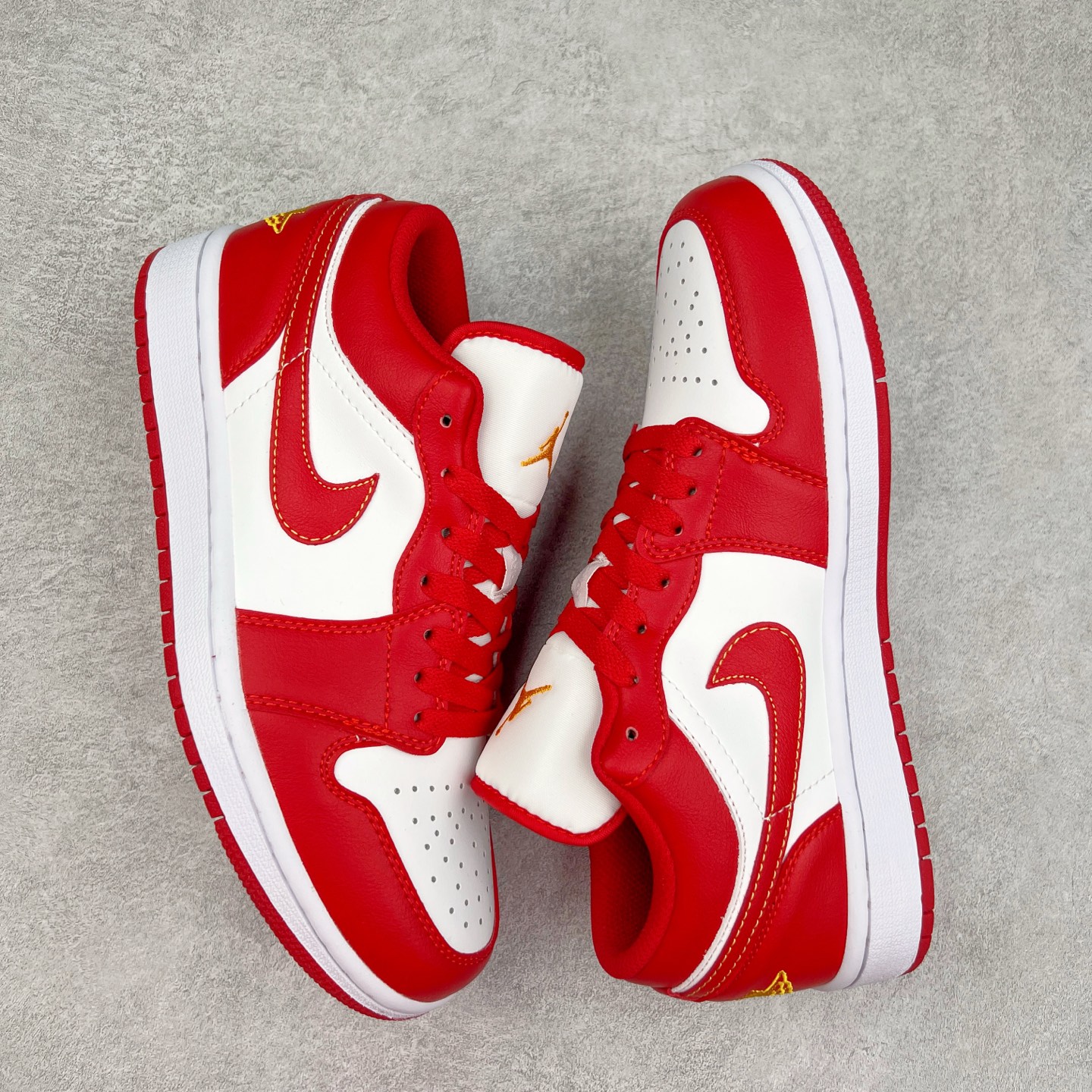 图片[3]-＃福利特价 Air Jordan AJ1 Low 低帮系列 百分百全新货品 零氧化发霉 给足利润空间操作 超乎所想的高性价比 原装楦头纸板开发 完美鞋型 超高清洁度 鞋型不臃肿别扭 原厂内置全掌气垫 A模大底 鞋舌AJ原厂专用牛津布 AJ专用反口珍珠布 原厂无杂质高弹内里海棉 特殊封边弹力鞋带 原鞋开模 拒绝公底 购置公司同步原材料 都有细节原汁原味 忠于原版 尺码：36 36.5 37.5 38 38.5 39 40 40.5 41 42 42.5 43 44 44.5 45 46-选品中心