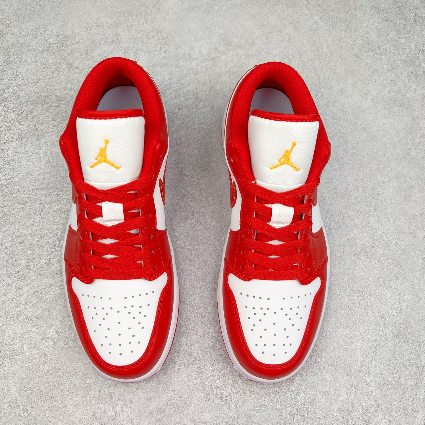 图片[2]-＃福利特价 Air Jordan AJ1 Low 低帮系列 百分百全新货品 零氧化发霉 给足利润空间操作 超乎所想的高性价比 原装楦头纸板开发 完美鞋型 超高清洁度 鞋型不臃肿别扭 原厂内置全掌气垫 A模大底 鞋舌AJ原厂专用牛津布 AJ专用反口珍珠布 原厂无杂质高弹内里海棉 特殊封边弹力鞋带 原鞋开模 拒绝公底 购置公司同步原材料 都有细节原汁原味 忠于原版 尺码：36 36.5 37.5 38 38.5 39 40 40.5 41 42 42.5 43 44 44.5 45 46-选品中心