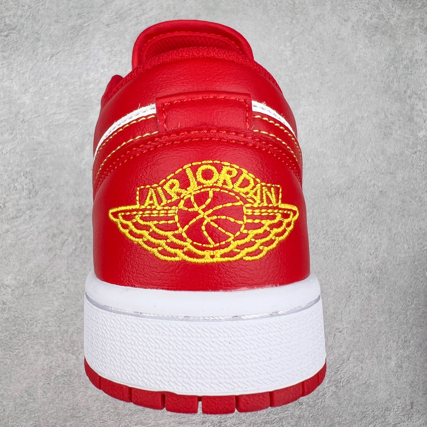 图片[8]-＃福利特价 Air Jordan AJ1 Low 低帮系列 百分百全新货品 零氧化发霉 给足利润空间操作 超乎所想的高性价比 原装楦头纸板开发 完美鞋型 超高清洁度 鞋型不臃肿别扭 原厂内置全掌气垫 A模大底 鞋舌AJ原厂专用牛津布 AJ专用反口珍珠布 原厂无杂质高弹内里海棉 特殊封边弹力鞋带 原鞋开模 拒绝公底 购置公司同步原材料 都有细节原汁原味 忠于原版 尺码：36 36.5 37.5 38 38.5 39 40 40.5 41 42 42.5 43 44 44.5 45 46-选品中心