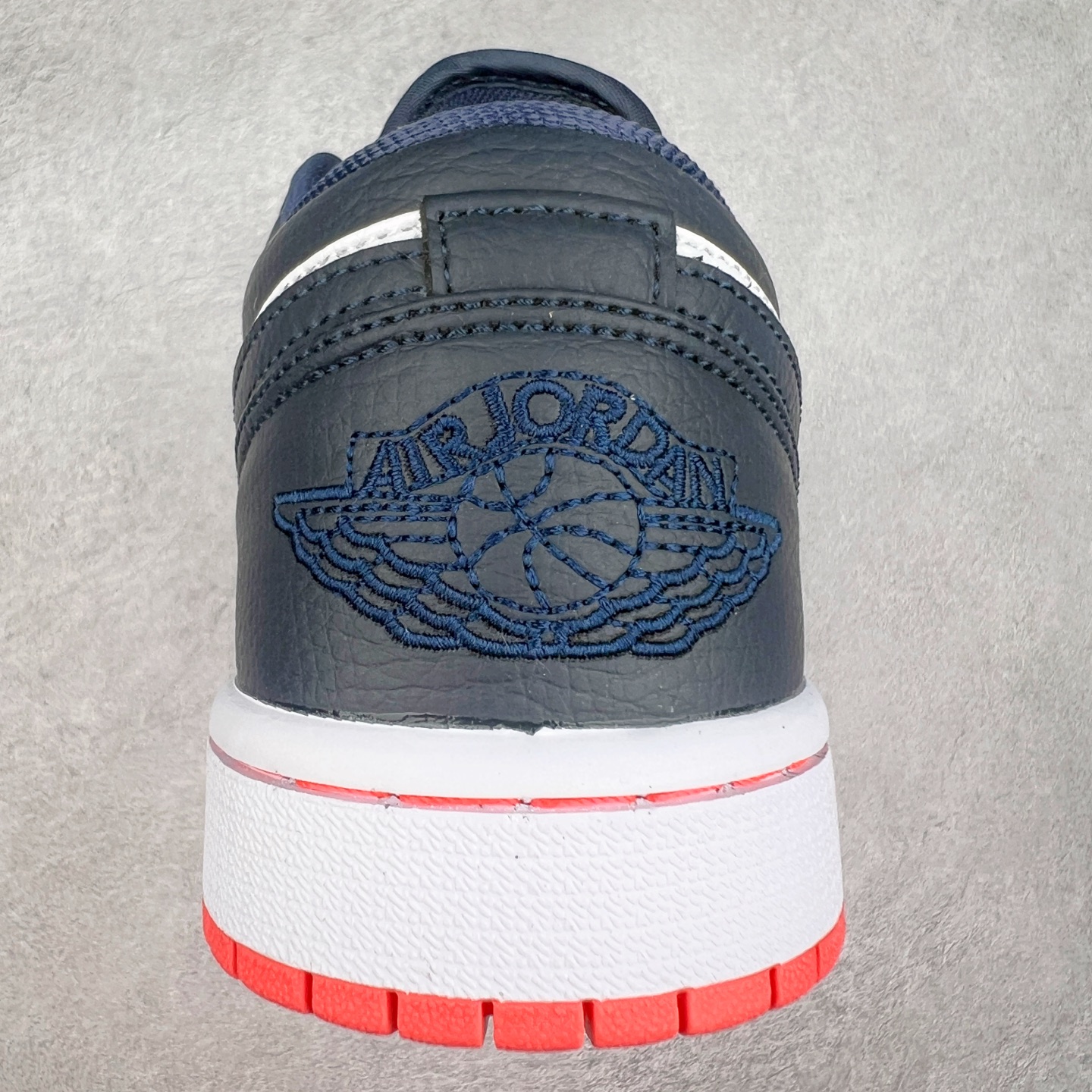 图片[8]-＃福利特价 Air Jordan AJ1 Low 低帮系列 百分百全新货品 零氧化发霉 给足利润空间操作 超乎所想的高性价比 原装楦头纸板开发 完美鞋型 超高清洁度 鞋型不臃肿别扭 原厂内置全掌气垫 A模大底 鞋舌AJ原厂专用牛津布 AJ专用反口珍珠布 原厂无杂质高弹内里海棉 特殊封边弹力鞋带 原鞋开模 拒绝公底 购置公司同步原材料 都有细节原汁原味 忠于原版 尺码：36 36.5 37.5 38 38.5 39 40 40.5 41 42 42.5 43 44 44.5 45 46-选品中心