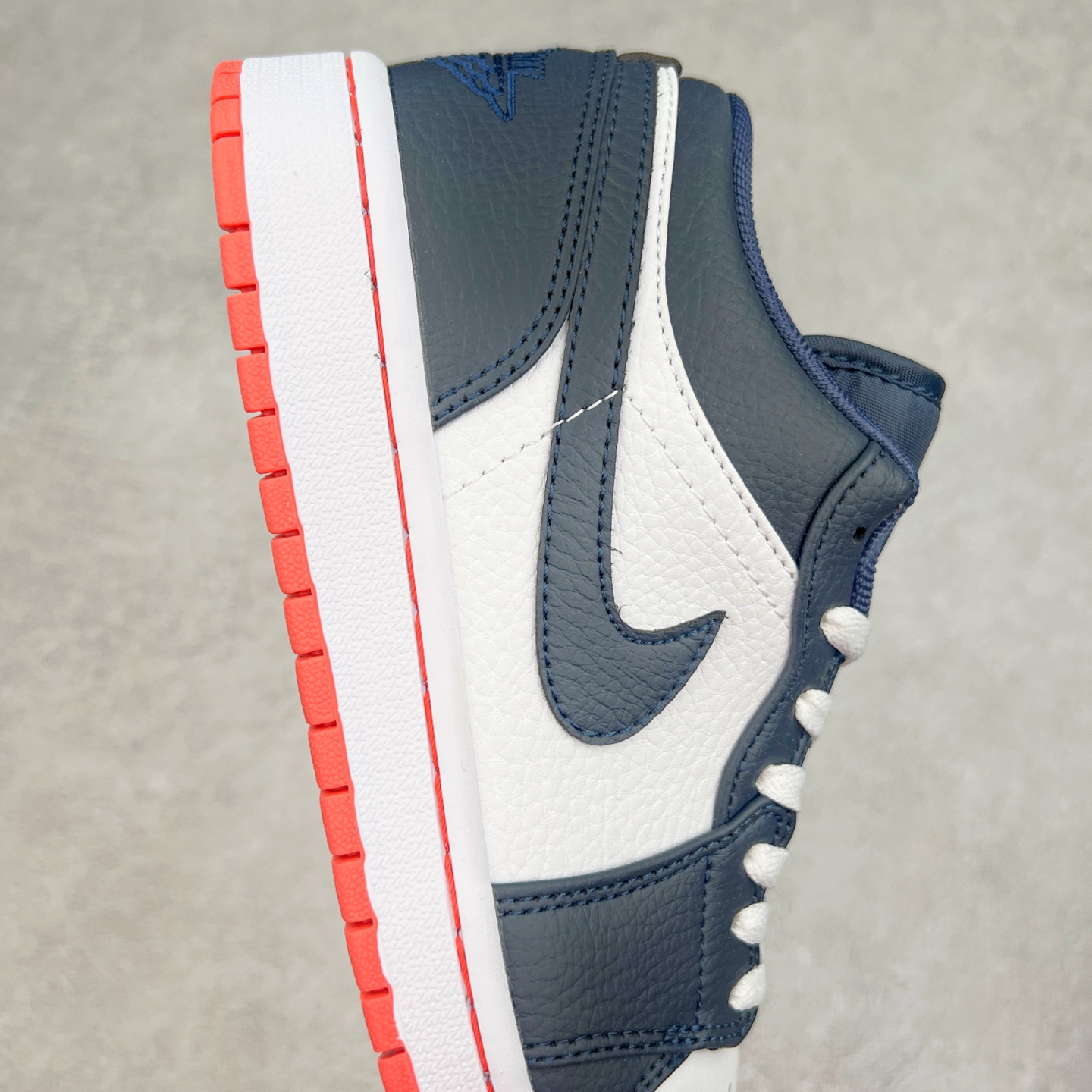 图片[6]-＃福利特价 Air Jordan AJ1 Low 低帮系列 百分百全新货品 零氧化发霉 给足利润空间操作 超乎所想的高性价比 原装楦头纸板开发 完美鞋型 超高清洁度 鞋型不臃肿别扭 原厂内置全掌气垫 A模大底 鞋舌AJ原厂专用牛津布 AJ专用反口珍珠布 原厂无杂质高弹内里海棉 特殊封边弹力鞋带 原鞋开模 拒绝公底 购置公司同步原材料 都有细节原汁原味 忠于原版 尺码：36 36.5 37.5 38 38.5 39 40 40.5 41 42 42.5 43 44 44.5 45 46-选品中心