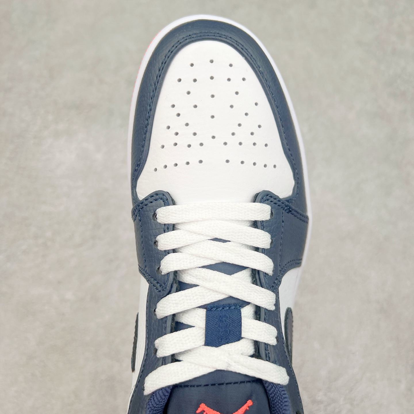 图片[4]-＃福利特价 Air Jordan AJ1 Low 低帮系列 百分百全新货品 零氧化发霉 给足利润空间操作 超乎所想的高性价比 原装楦头纸板开发 完美鞋型 超高清洁度 鞋型不臃肿别扭 原厂内置全掌气垫 A模大底 鞋舌AJ原厂专用牛津布 AJ专用反口珍珠布 原厂无杂质高弹内里海棉 特殊封边弹力鞋带 原鞋开模 拒绝公底 购置公司同步原材料 都有细节原汁原味 忠于原版 尺码：36 36.5 37.5 38 38.5 39 40 40.5 41 42 42.5 43 44 44.5 45 46-选品中心
