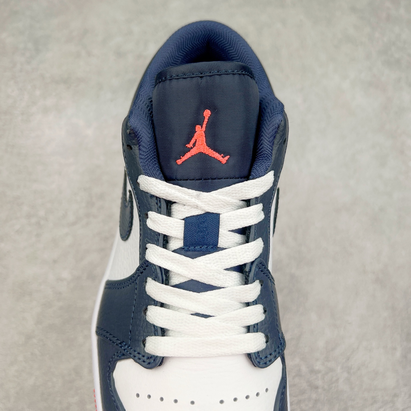 图片[5]-＃福利特价 Air Jordan AJ1 Low 低帮系列 百分百全新货品 零氧化发霉 给足利润空间操作 超乎所想的高性价比 原装楦头纸板开发 完美鞋型 超高清洁度 鞋型不臃肿别扭 原厂内置全掌气垫 A模大底 鞋舌AJ原厂专用牛津布 AJ专用反口珍珠布 原厂无杂质高弹内里海棉 特殊封边弹力鞋带 原鞋开模 拒绝公底 购置公司同步原材料 都有细节原汁原味 忠于原版 尺码：36 36.5 37.5 38 38.5 39 40 40.5 41 42 42.5 43 44 44.5 45 46-选品中心