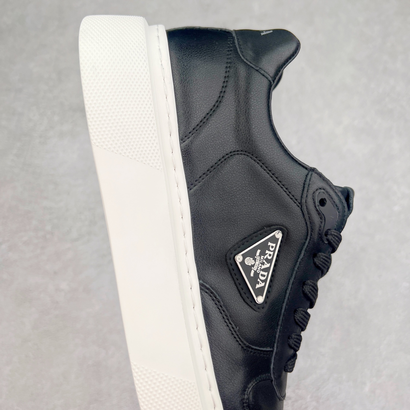 图片[6]-PRADA 普拉达 厚底徽标 低帮休闲运动鞋 广东大厂品质 专柜同步 大气个性更潮更抢眼更追求档次，它将颠覆旧念，与您共度时尚潮人必备! 面料采用原版进口小牛皮 牛皮内里垫脚 橡胶发泡大底 轻便防滑耐磨 脚感舒适 款式耐看做工精细 配以简洁利落的鞋楦 彰显男人的果敢和硬朗 尺码：39 40 41 42 43 44 比运动鞋偏大一码-选品中心