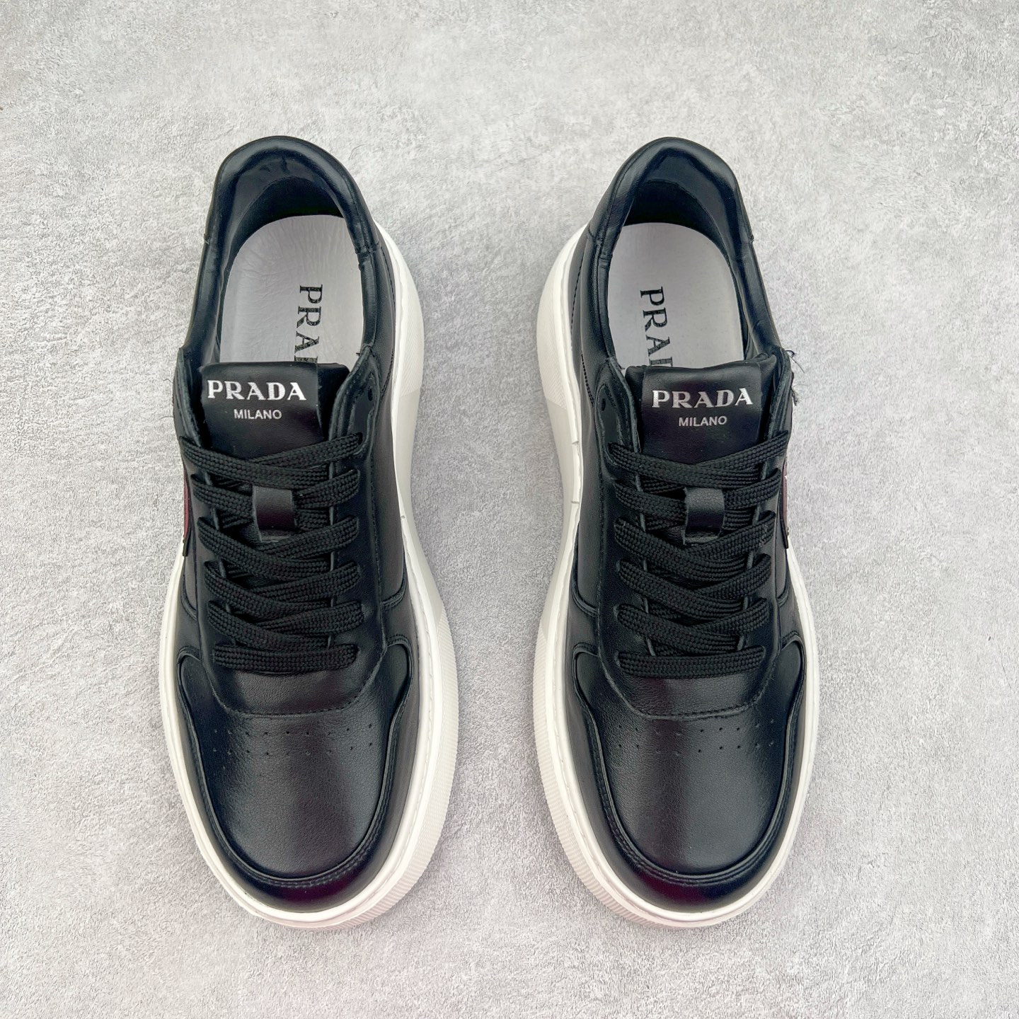 图片[2]-PRADA 普拉达 厚底徽标 低帮休闲运动鞋 广东大厂品质 专柜同步 大气个性更潮更抢眼更追求档次，它将颠覆旧念，与您共度时尚潮人必备! 面料采用原版进口小牛皮 牛皮内里垫脚 橡胶发泡大底 轻便防滑耐磨 脚感舒适 款式耐看做工精细 配以简洁利落的鞋楦 彰显男人的果敢和硬朗 尺码：39 40 41 42 43 44 比运动鞋偏大一码-选品中心