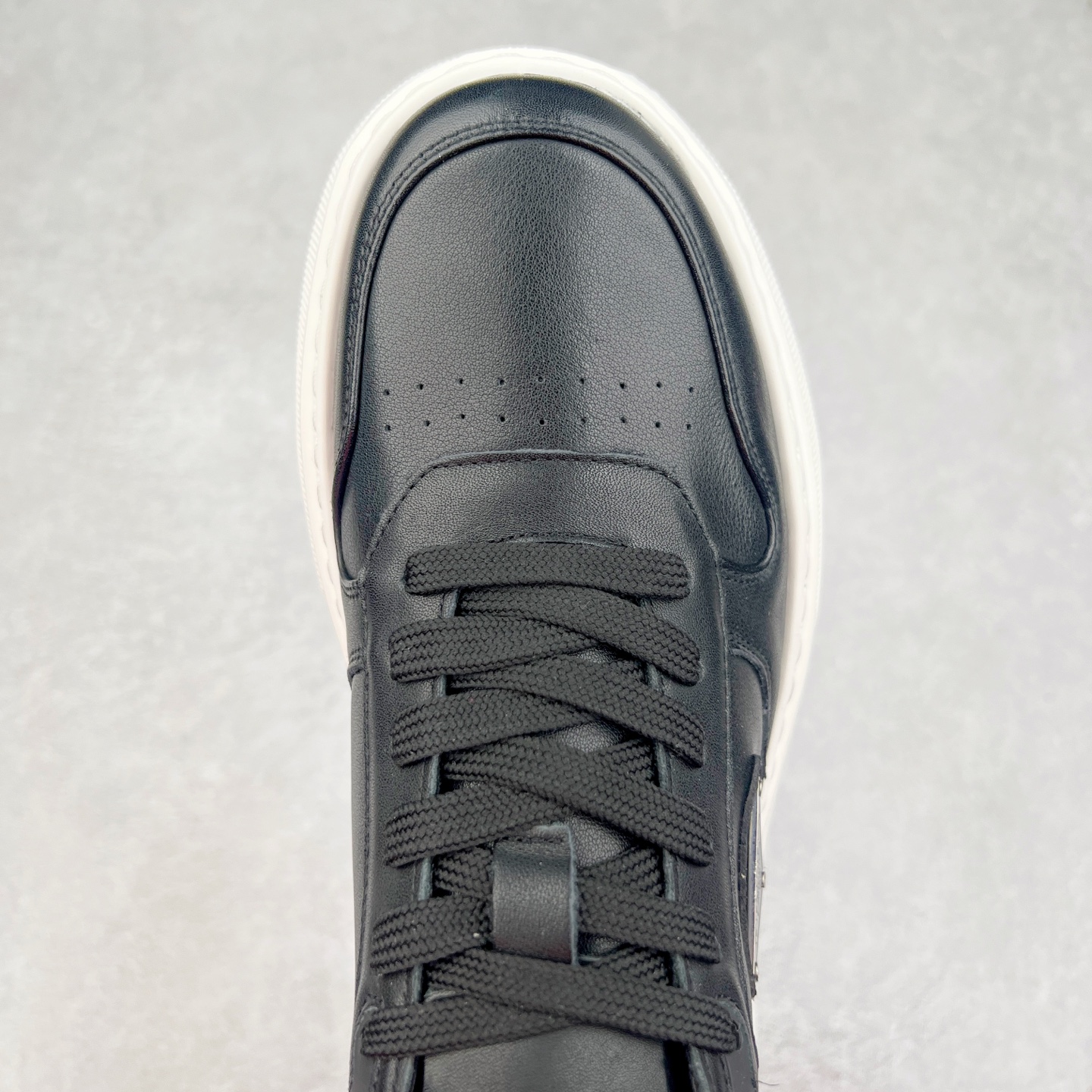 图片[4]-PRADA 普拉达 厚底徽标 低帮休闲运动鞋 广东大厂品质 专柜同步 大气个性更潮更抢眼更追求档次，它将颠覆旧念，与您共度时尚潮人必备! 面料采用原版进口小牛皮 牛皮内里垫脚 橡胶发泡大底 轻便防滑耐磨 脚感舒适 款式耐看做工精细 配以简洁利落的鞋楦 彰显男人的果敢和硬朗 尺码：39 40 41 42 43 44 比运动鞋偏大一码-选品中心