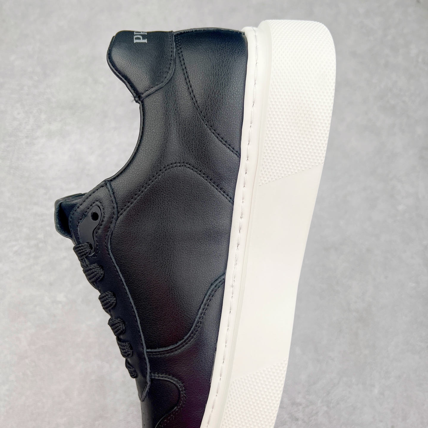 图片[7]-PRADA 普拉达 厚底徽标 低帮休闲运动鞋 广东大厂品质 专柜同步 大气个性更潮更抢眼更追求档次，它将颠覆旧念，与您共度时尚潮人必备! 面料采用原版进口小牛皮 牛皮内里垫脚 橡胶发泡大底 轻便防滑耐磨 脚感舒适 款式耐看做工精细 配以简洁利落的鞋楦 彰显男人的果敢和硬朗 尺码：39 40 41 42 43 44 比运动鞋偏大一码-选品中心