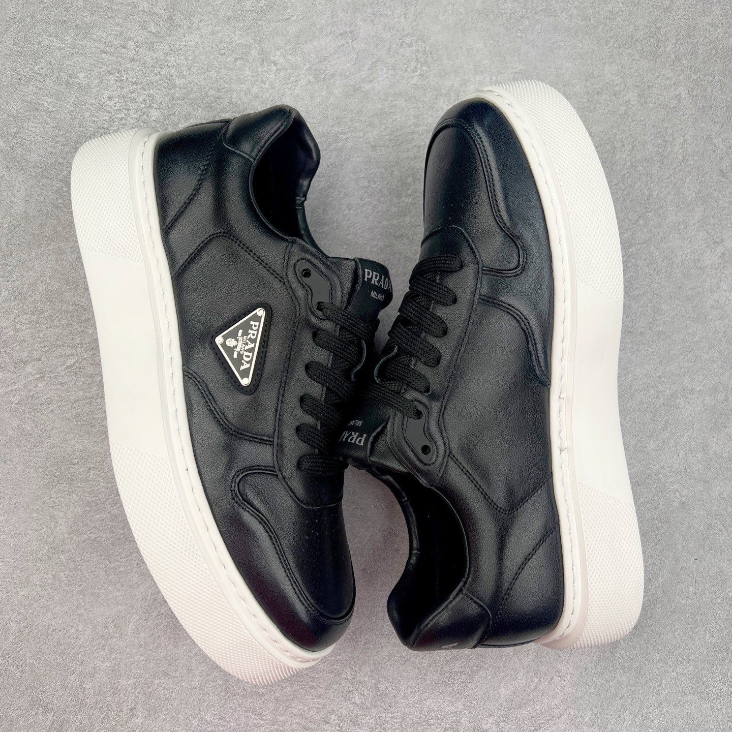 图片[3]-PRADA 普拉达 厚底徽标 低帮休闲运动鞋 广东大厂品质 专柜同步 大气个性更潮更抢眼更追求档次，它将颠覆旧念，与您共度时尚潮人必备! 面料采用原版进口小牛皮 牛皮内里垫脚 橡胶发泡大底 轻便防滑耐磨 脚感舒适 款式耐看做工精细 配以简洁利落的鞋楦 彰显男人的果敢和硬朗 尺码：39 40 41 42 43 44 比运动鞋偏大一码-选品中心