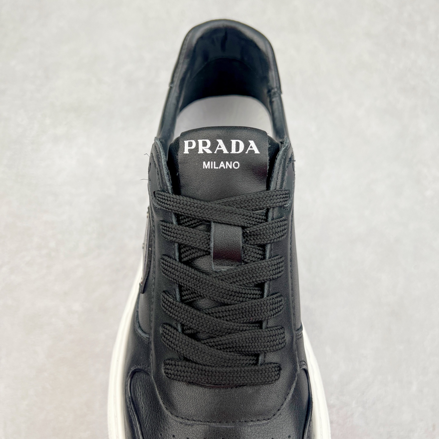 图片[5]-PRADA 普拉达 厚底徽标 低帮休闲运动鞋 广东大厂品质 专柜同步 大气个性更潮更抢眼更追求档次，它将颠覆旧念，与您共度时尚潮人必备! 面料采用原版进口小牛皮 牛皮内里垫脚 橡胶发泡大底 轻便防滑耐磨 脚感舒适 款式耐看做工精细 配以简洁利落的鞋楦 彰显男人的果敢和硬朗 尺码：39 40 41 42 43 44 比运动鞋偏大一码-选品中心