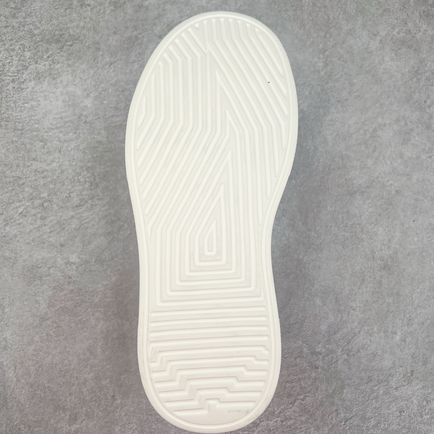 图片[9]-PRADA 普拉达 厚底徽标 低帮休闲运动鞋 广东大厂品质 专柜同步 大气个性更潮更抢眼更追求档次，它将颠覆旧念，与您共度时尚潮人必备! 面料采用原版进口小牛皮 牛皮内里垫脚 橡胶发泡大底 轻便防滑耐磨 脚感舒适 款式耐看做工精细 配以简洁利落的鞋楦 彰显男人的果敢和硬朗 尺码：39 40 41 42 43 44 比运动鞋偏大一码-选品中心