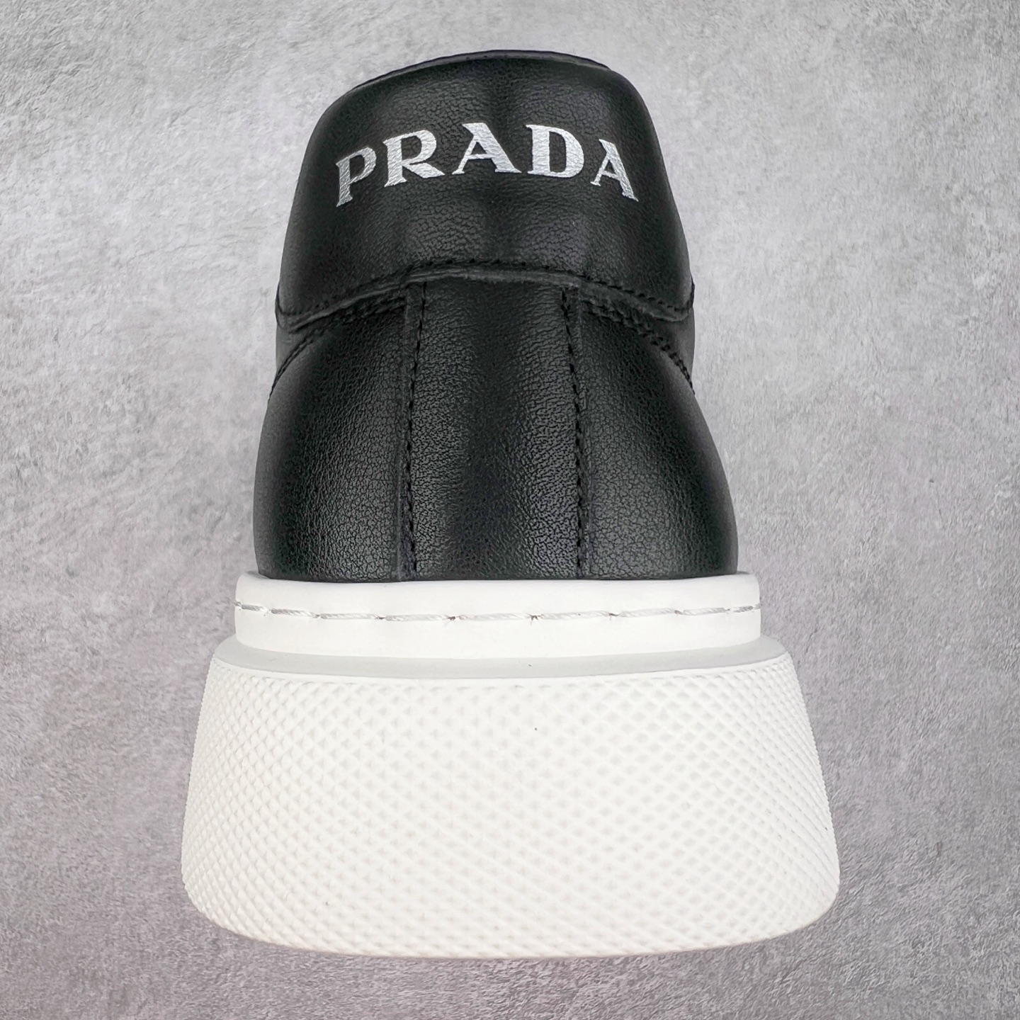 图片[8]-PRADA 普拉达 厚底徽标 低帮休闲运动鞋 广东大厂品质 专柜同步 大气个性更潮更抢眼更追求档次，它将颠覆旧念，与您共度时尚潮人必备! 面料采用原版进口小牛皮 牛皮内里垫脚 橡胶发泡大底 轻便防滑耐磨 脚感舒适 款式耐看做工精细 配以简洁利落的鞋楦 彰显男人的果敢和硬朗 尺码：39 40 41 42 43 44 比运动鞋偏大一码-选品中心