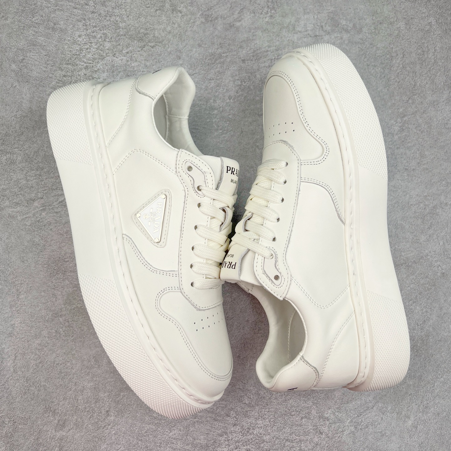 图片[3]-PRADA 普拉达 厚底徽标 低帮休闲运动鞋 广东大厂品质 专柜同步 大气个性更潮更抢眼更追求档次，它将颠覆旧念，与您共度时尚潮人必备! 面料采用原版进口小牛皮 牛皮内里垫脚 橡胶发泡大底 轻便防滑耐磨 脚感舒适 款式耐看做工精细 配以简洁利落的鞋楦 彰显男人的果敢和硬朗 尺码：39 40 41 42 43 44 比运动鞋偏大一码-选品中心