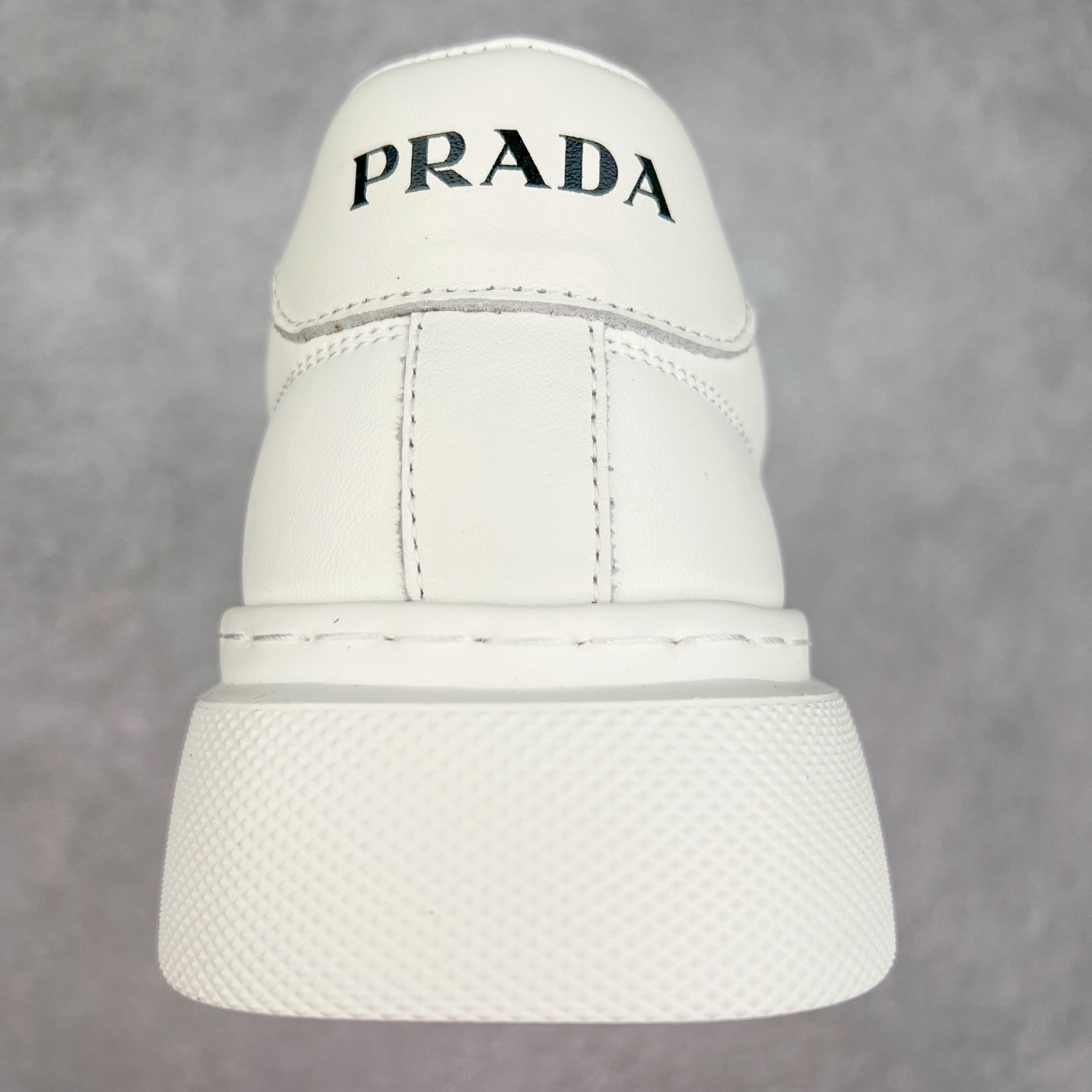 图片[8]-PRADA 普拉达 厚底徽标 低帮休闲运动鞋 广东大厂品质 专柜同步 大气个性更潮更抢眼更追求档次，它将颠覆旧念，与您共度时尚潮人必备! 面料采用原版进口小牛皮 牛皮内里垫脚 橡胶发泡大底 轻便防滑耐磨 脚感舒适 款式耐看做工精细 配以简洁利落的鞋楦 彰显男人的果敢和硬朗 尺码：39 40 41 42 43 44 比运动鞋偏大一码-选品中心