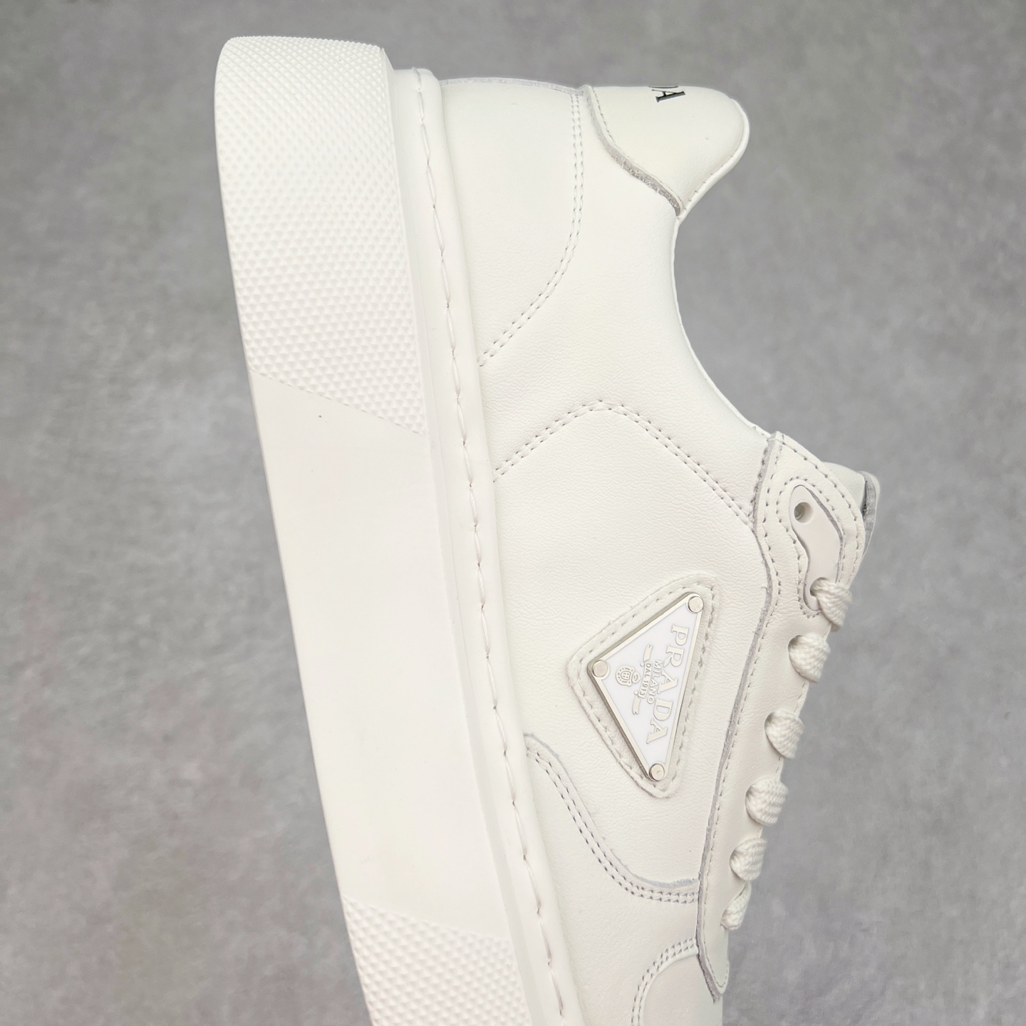 图片[6]-PRADA 普拉达 厚底徽标 低帮休闲运动鞋 广东大厂品质 专柜同步 大气个性更潮更抢眼更追求档次，它将颠覆旧念，与您共度时尚潮人必备! 面料采用原版进口小牛皮 牛皮内里垫脚 橡胶发泡大底 轻便防滑耐磨 脚感舒适 款式耐看做工精细 配以简洁利落的鞋楦 彰显男人的果敢和硬朗 尺码：39 40 41 42 43 44 比运动鞋偏大一码-选品中心