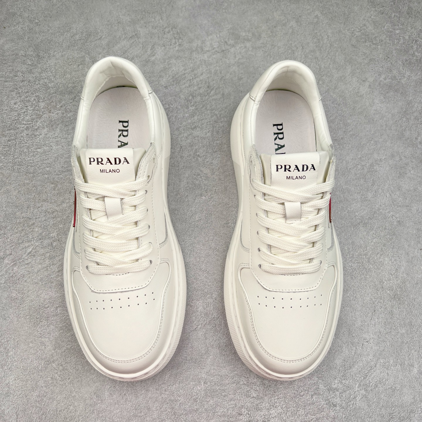 图片[2]-PRADA 普拉达 厚底徽标 低帮休闲运动鞋 广东大厂品质 专柜同步 大气个性更潮更抢眼更追求档次，它将颠覆旧念，与您共度时尚潮人必备! 面料采用原版进口小牛皮 牛皮内里垫脚 橡胶发泡大底 轻便防滑耐磨 脚感舒适 款式耐看做工精细 配以简洁利落的鞋楦 彰显男人的果敢和硬朗 尺码：39 40 41 42 43 44 比运动鞋偏大一码-选品中心