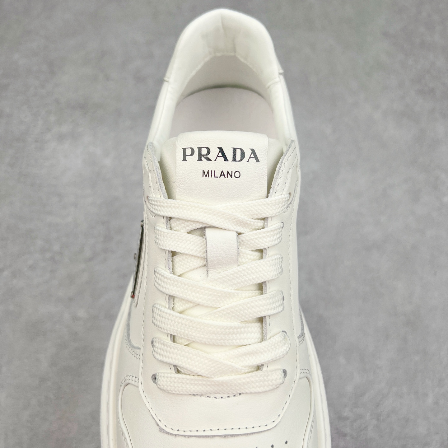 图片[5]-PRADA 普拉达 厚底徽标 低帮休闲运动鞋 广东大厂品质 专柜同步 大气个性更潮更抢眼更追求档次，它将颠覆旧念，与您共度时尚潮人必备! 面料采用原版进口小牛皮 牛皮内里垫脚 橡胶发泡大底 轻便防滑耐磨 脚感舒适 款式耐看做工精细 配以简洁利落的鞋楦 彰显男人的果敢和硬朗 尺码：39 40 41 42 43 44 比运动鞋偏大一码-选品中心