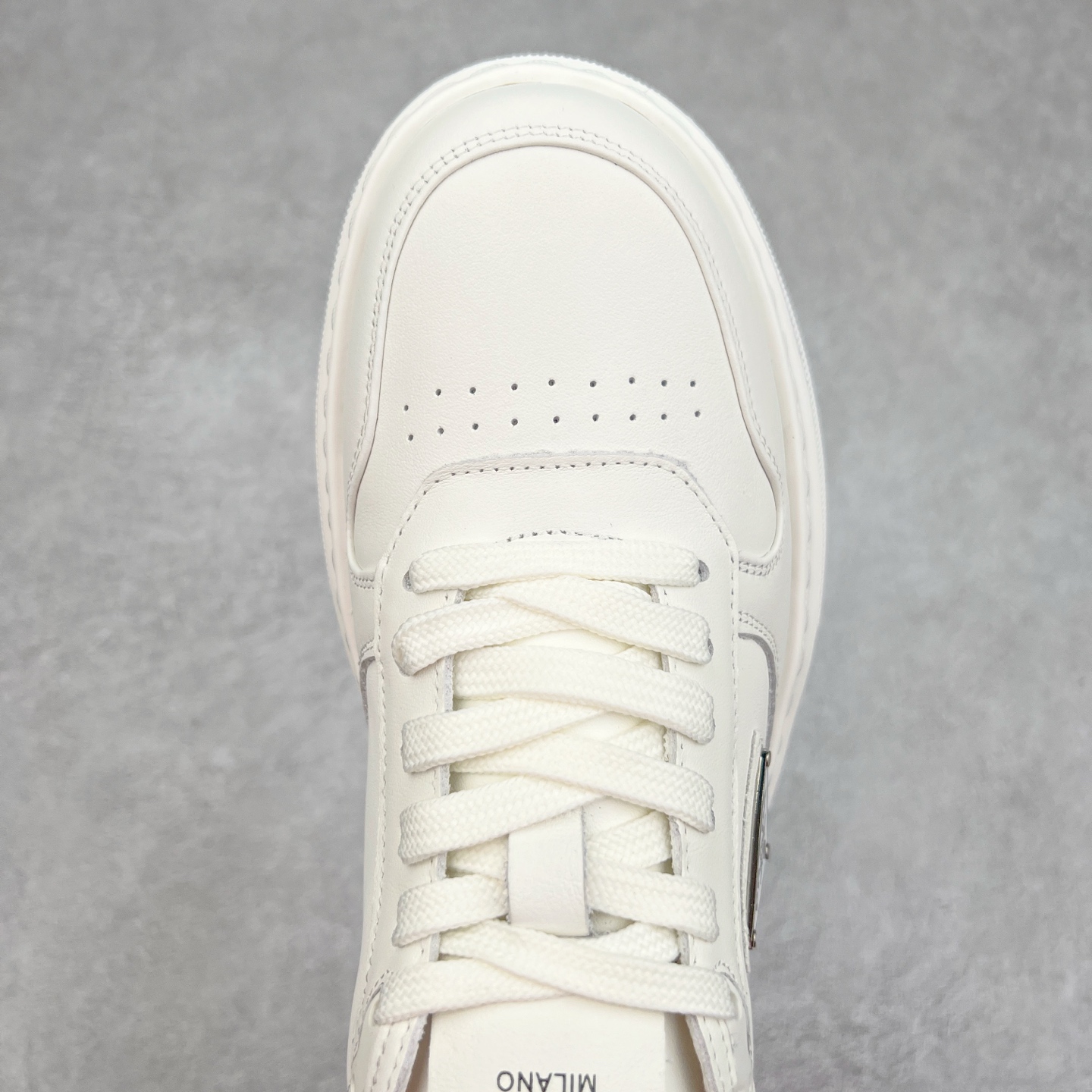 图片[4]-PRADA 普拉达 厚底徽标 低帮休闲运动鞋 广东大厂品质 专柜同步 大气个性更潮更抢眼更追求档次，它将颠覆旧念，与您共度时尚潮人必备! 面料采用原版进口小牛皮 牛皮内里垫脚 橡胶发泡大底 轻便防滑耐磨 脚感舒适 款式耐看做工精细 配以简洁利落的鞋楦 彰显男人的果敢和硬朗 尺码：39 40 41 42 43 44 比运动鞋偏大一码-选品中心