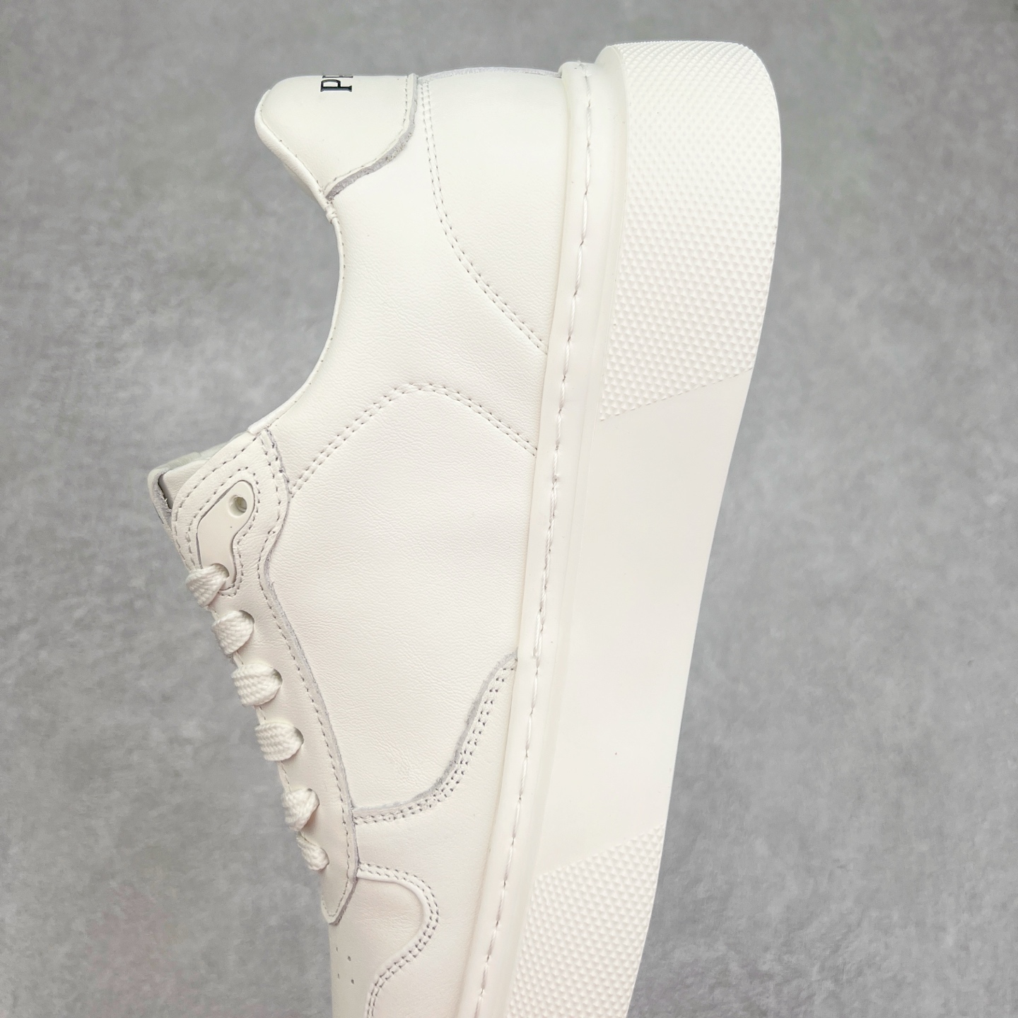 图片[7]-PRADA 普拉达 厚底徽标 低帮休闲运动鞋 广东大厂品质 专柜同步 大气个性更潮更抢眼更追求档次，它将颠覆旧念，与您共度时尚潮人必备! 面料采用原版进口小牛皮 牛皮内里垫脚 橡胶发泡大底 轻便防滑耐磨 脚感舒适 款式耐看做工精细 配以简洁利落的鞋楦 彰显男人的果敢和硬朗 尺码：39 40 41 42 43 44 比运动鞋偏大一码-选品中心