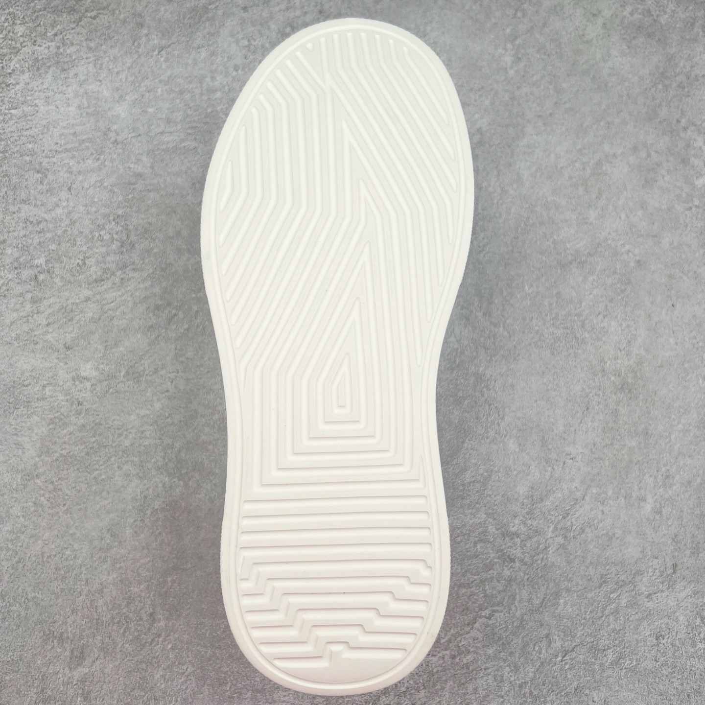 图片[9]-PRADA 普拉达 厚底徽标 低帮休闲运动鞋 广东大厂品质 专柜同步 大气个性更潮更抢眼更追求档次，它将颠覆旧念，与您共度时尚潮人必备! 面料采用原版进口小牛皮 牛皮内里垫脚 橡胶发泡大底 轻便防滑耐磨 脚感舒适 款式耐看做工精细 配以简洁利落的鞋楦 彰显男人的果敢和硬朗 尺码：39 40 41 42 43 44 比运动鞋偏大一码-选品中心