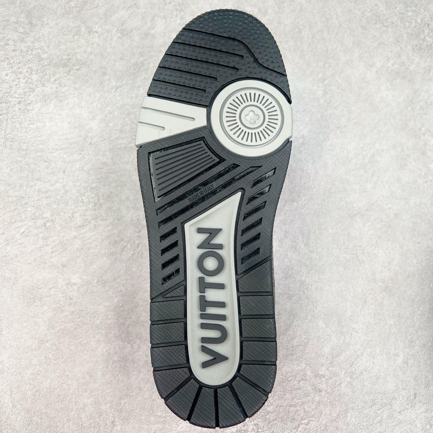 图片[9]-Louis Vuitton Trainer lv时装走秀运动鞋 完美鞋型超高的清洁度 零毛边线头瑕疵 全套原楦原纸版原鞋开模 全网最具灵魂的版型 正确原装黄色鞋盒 正确中底印花 鞋面印花3D高频深度立体 全鞋电脑针车 紧密相连 针距密度一致 环保乳胶注塑鞋垫 厚度脚感还原原版 皮面裁剪部位 统一油边封口工艺 原装橡胶大底含胶量大底组合零偏差 专柜全套包装 防尘袋 说明书 质保卡 男女鞋 尺码：35 36 37 38 39 40 41 42 43 44 45-选品中心