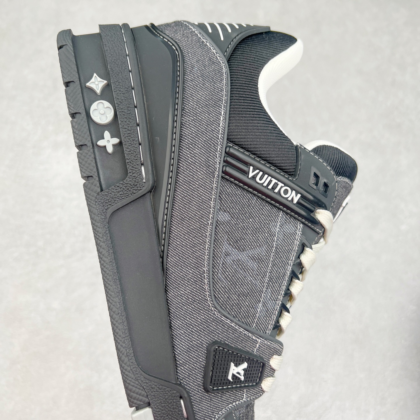 图片[6]-Louis Vuitton Trainer lv时装走秀运动鞋 完美鞋型超高的清洁度 零毛边线头瑕疵 全套原楦原纸版原鞋开模 全网最具灵魂的版型 正确原装黄色鞋盒 正确中底印花 鞋面印花3D高频深度立体 全鞋电脑针车 紧密相连 针距密度一致 环保乳胶注塑鞋垫 厚度脚感还原原版 皮面裁剪部位 统一油边封口工艺 原装橡胶大底含胶量大底组合零偏差 专柜全套包装 防尘袋 说明书 质保卡 男女鞋 尺码：35 36 37 38 39 40 41 42 43 44 45-选品中心