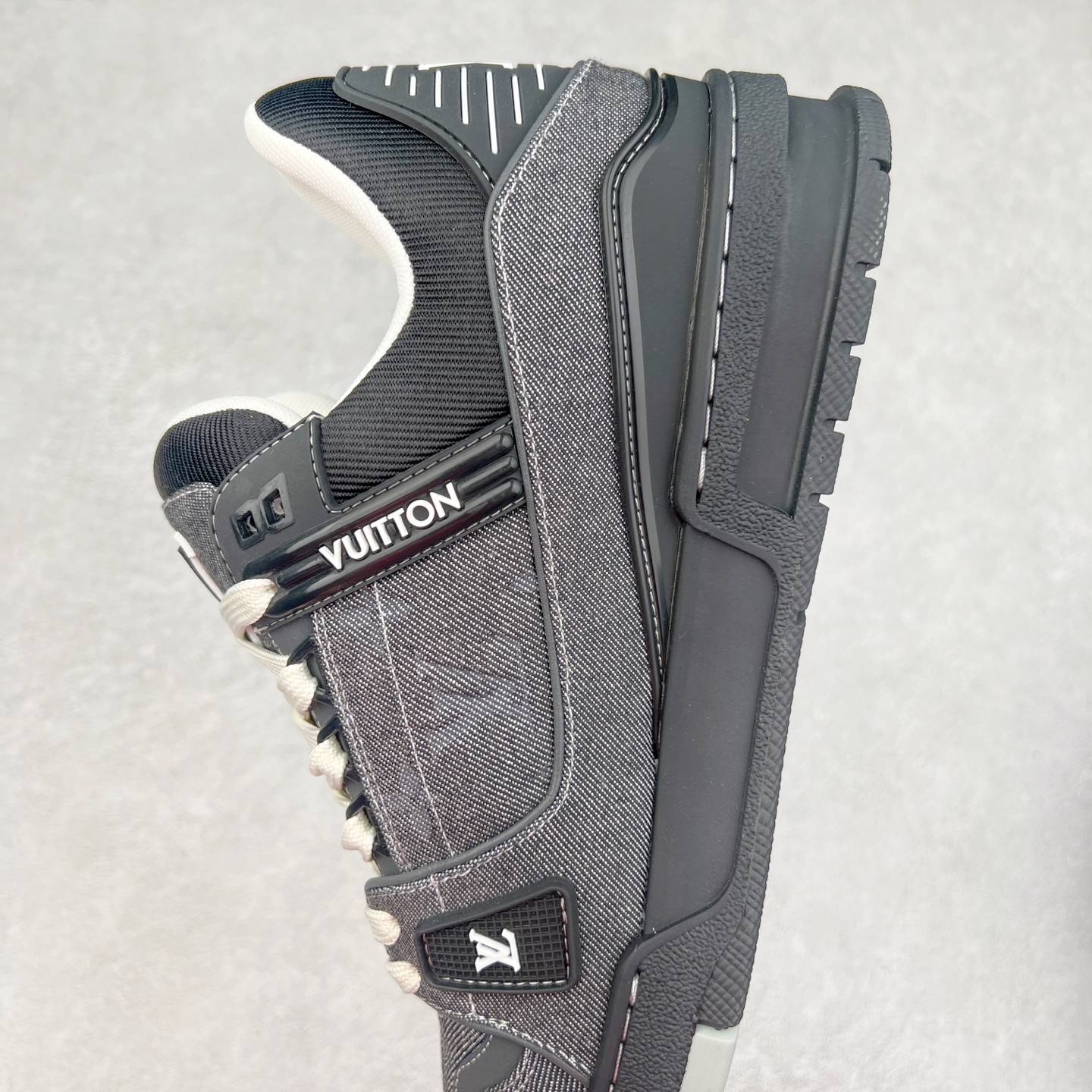 图片[7]-Louis Vuitton Trainer lv时装走秀运动鞋 完美鞋型超高的清洁度 零毛边线头瑕疵 全套原楦原纸版原鞋开模 全网最具灵魂的版型 正确原装黄色鞋盒 正确中底印花 鞋面印花3D高频深度立体 全鞋电脑针车 紧密相连 针距密度一致 环保乳胶注塑鞋垫 厚度脚感还原原版 皮面裁剪部位 统一油边封口工艺 原装橡胶大底含胶量大底组合零偏差 专柜全套包装 防尘袋 说明书 质保卡 男女鞋 尺码：35 36 37 38 39 40 41 42 43 44 45-选品中心